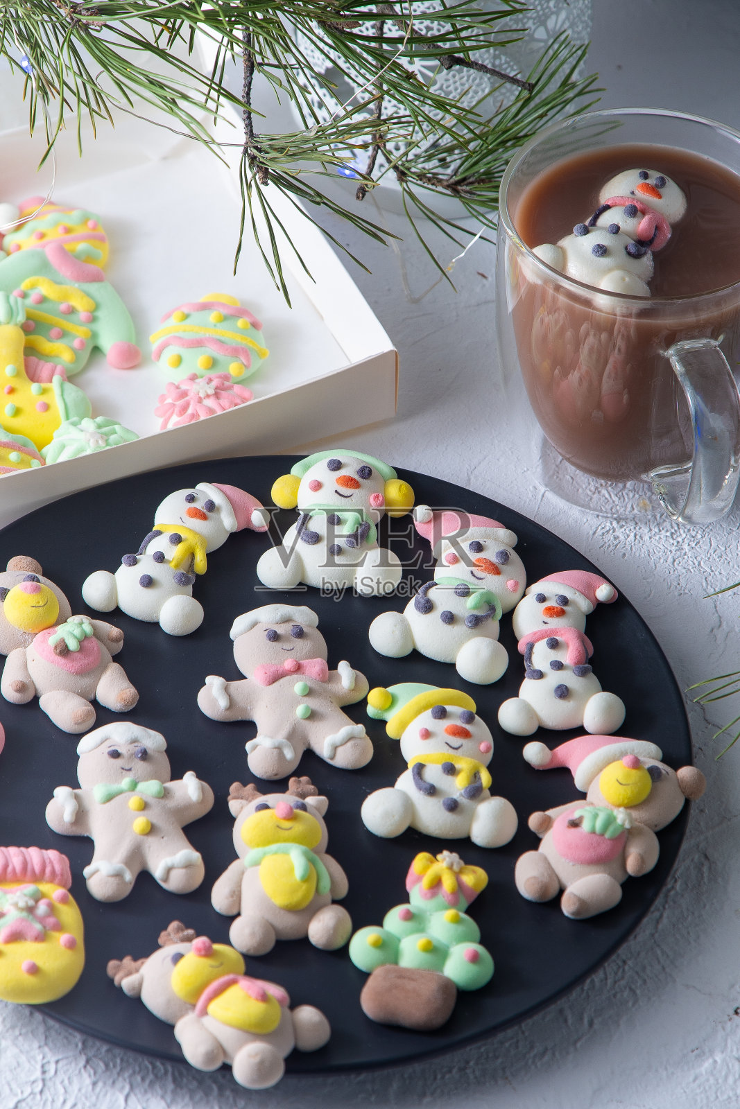 圣诞节的棉花糖。冬季糖果。十二月的甜食。雪人和圣诞老人。照片摄影图片