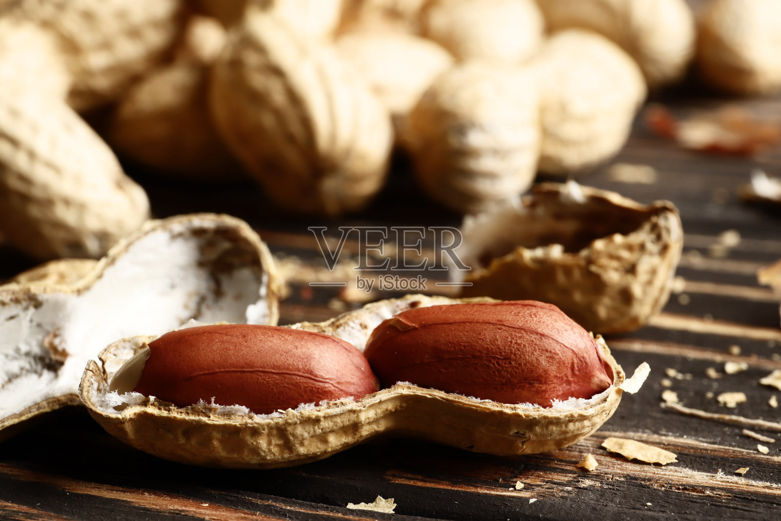 木桌上放着花生。放文字的地方。前视图。特写镜头照片摄影图片