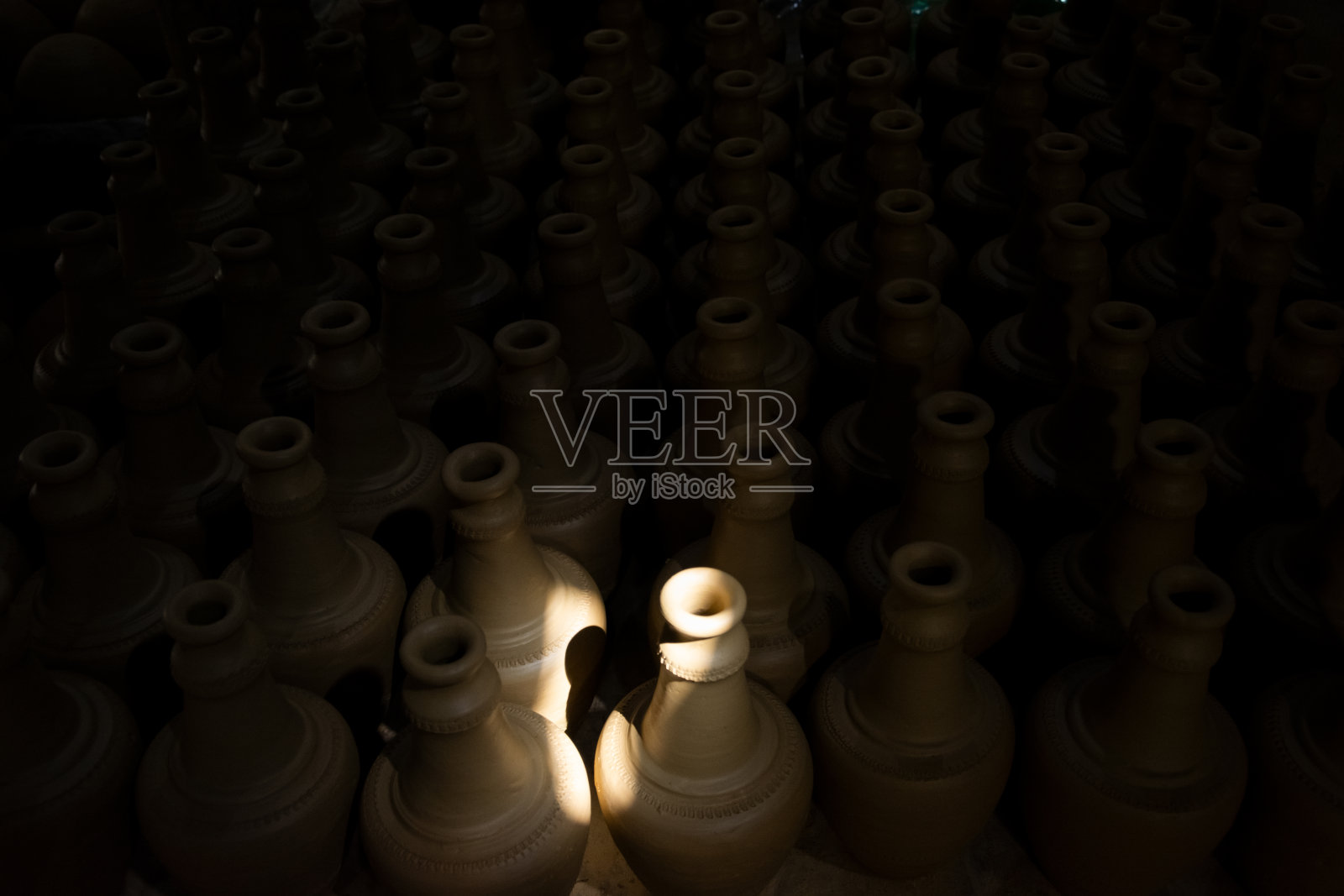 巴伊亚州阿拉图佩市马拉戈吉皮尼奥出售的陶瓷制品。照片摄影图片