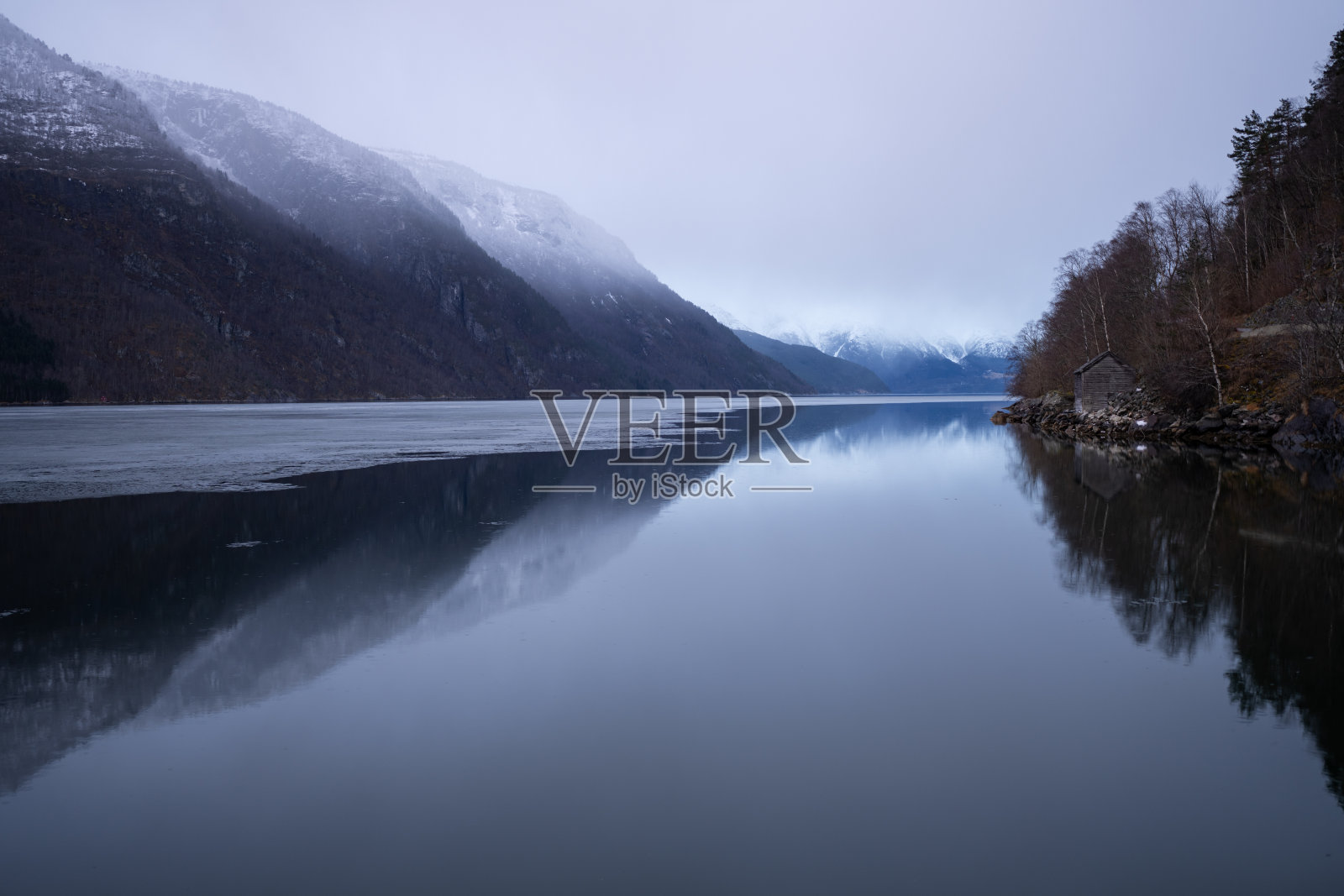 挪威的户外风景:冬季的峡湾景观照片摄影图片