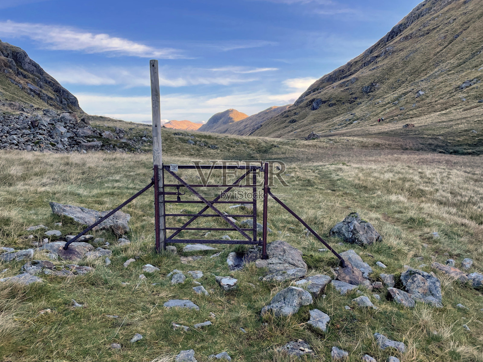 苏格兰高地的金属门照片摄影图片
