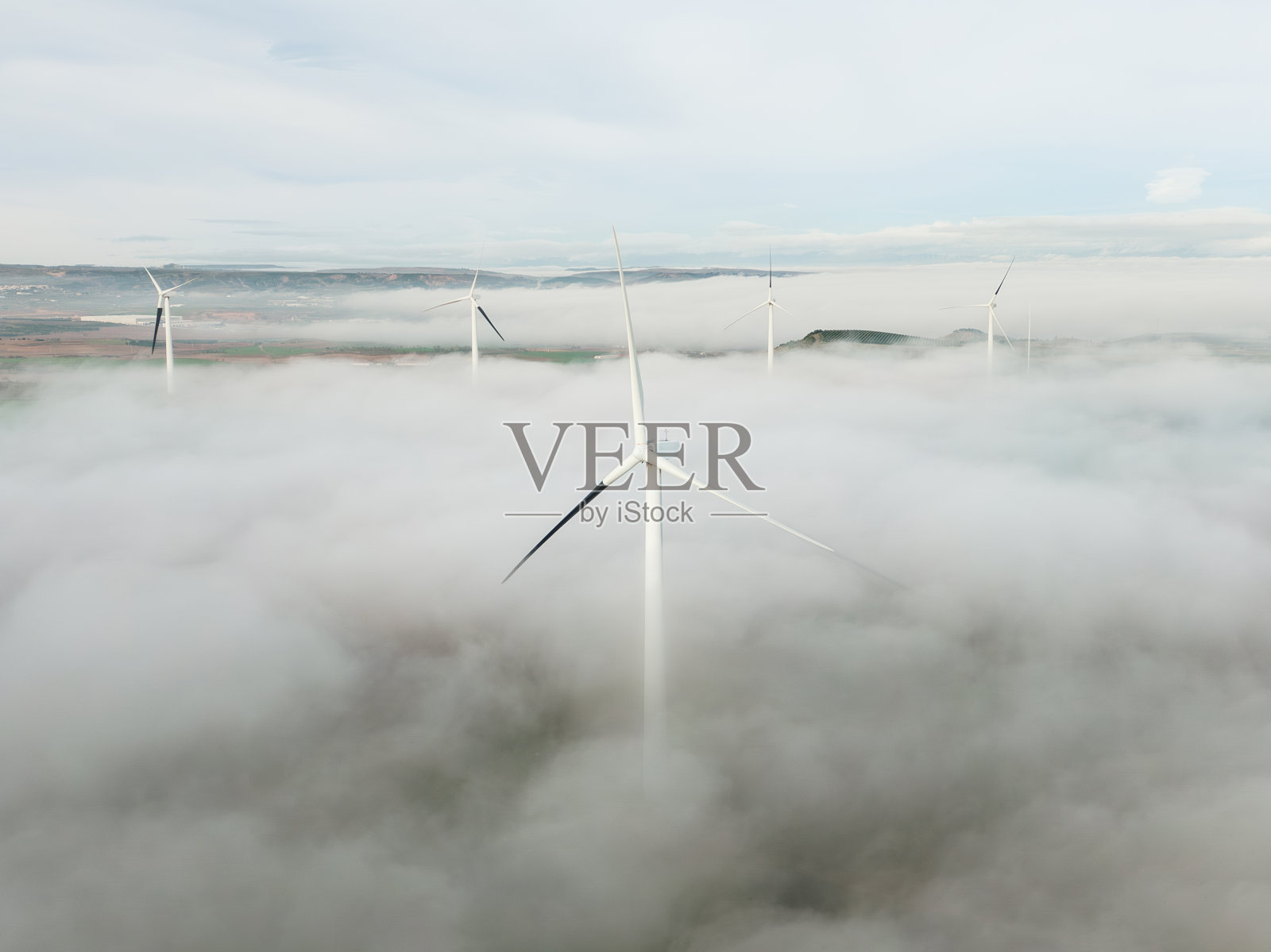 风在雾上转向照片摄影图片