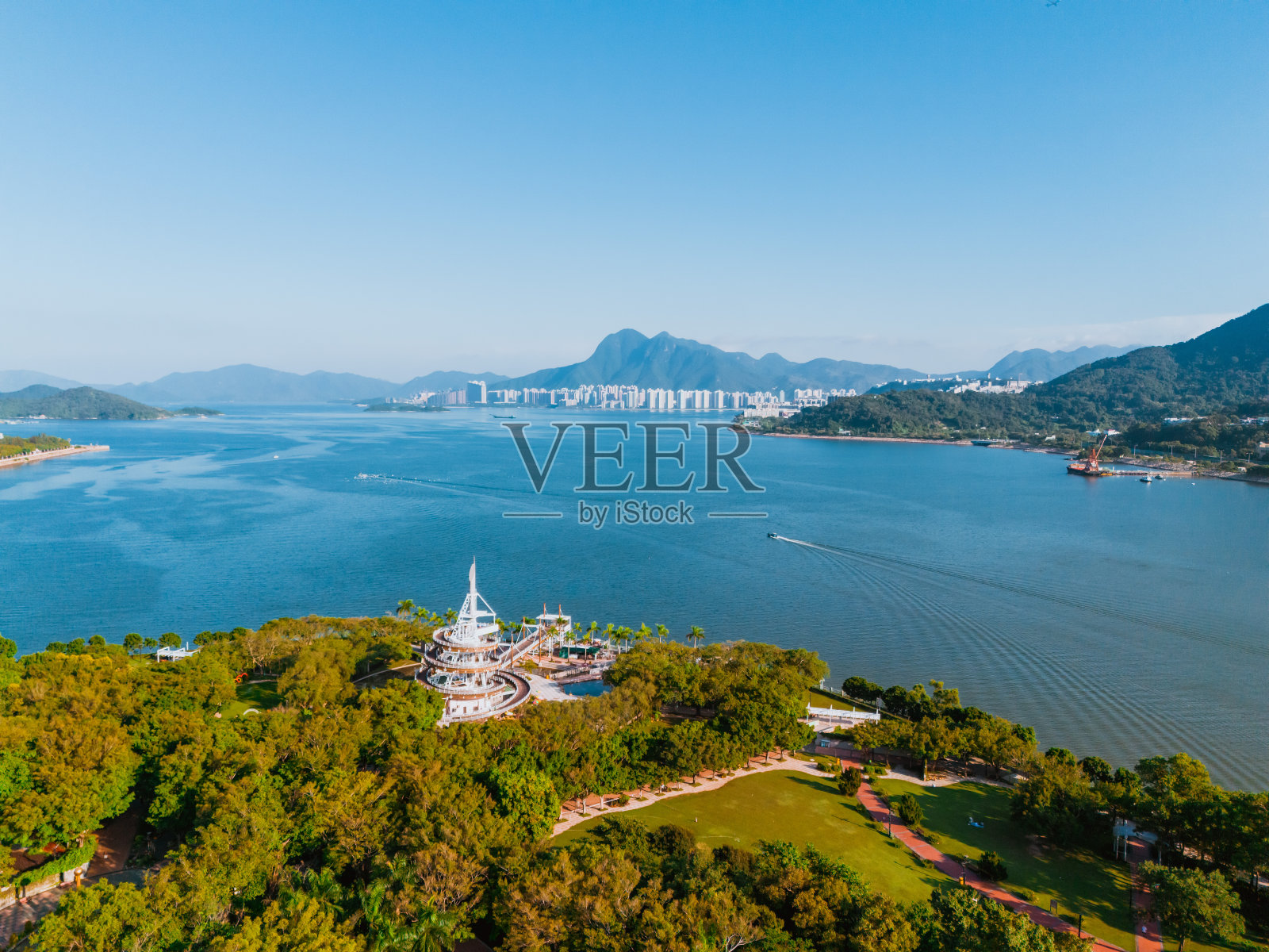 香港大埔海滨公园的螺旋瞭望塔照片摄影图片