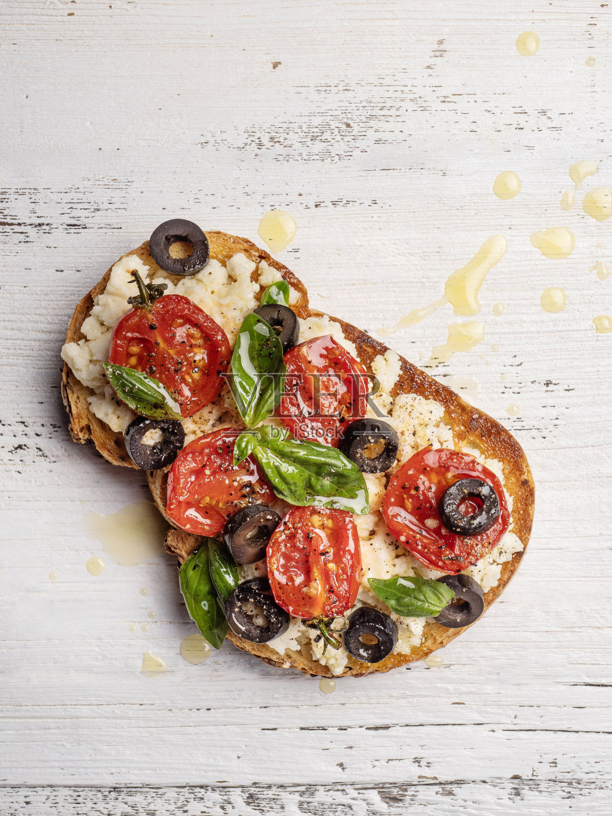 意式烤面包。意式烤面包配芝士和圣女果，克罗斯蒂尼。烤面包。餐前小吃。意式烤面包配番茄和甜罗勒。照片摄影图片