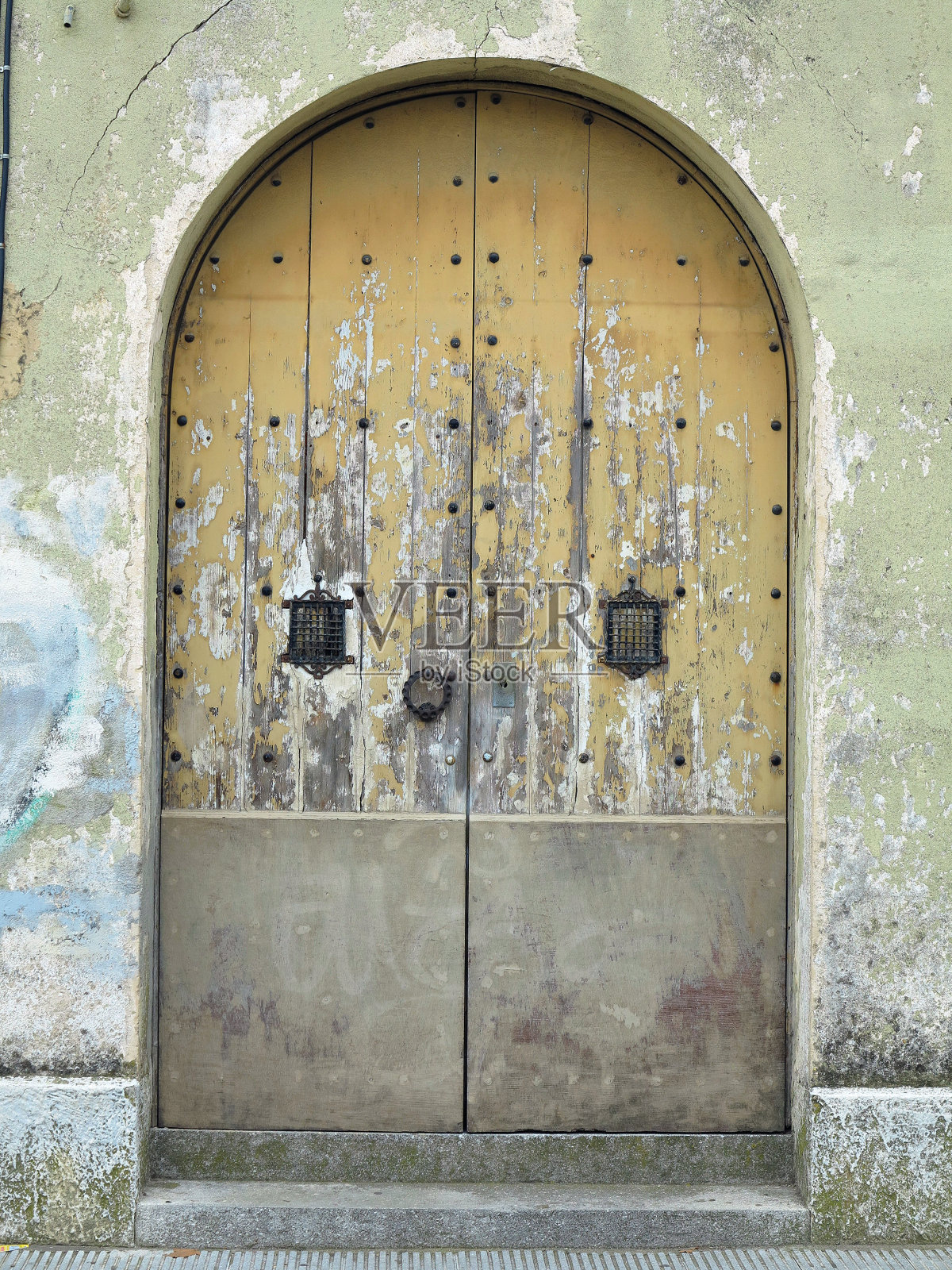 一扇饱经风霜的老木门照片摄影图片