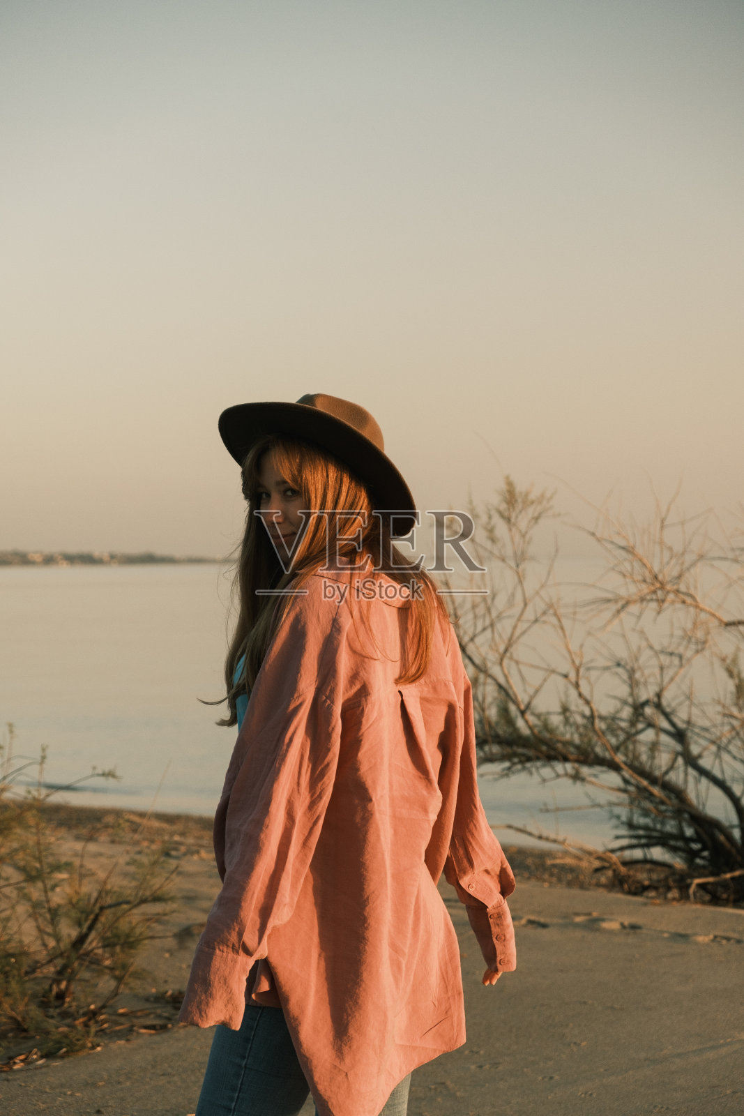 一个戴着帽子的女人的画像照片摄影图片