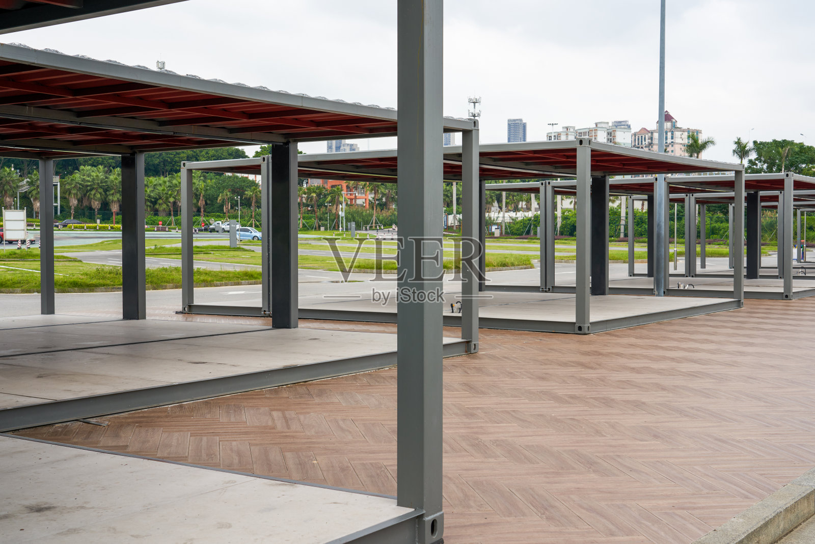 公园户外商业摊位的金属支撑帐篷照片摄影图片