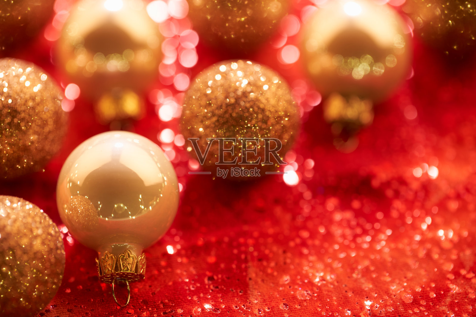 金色辉光的圣诞优雅:闪闪发光的摩拉维亚星在节日的节日背景照片摄影图片