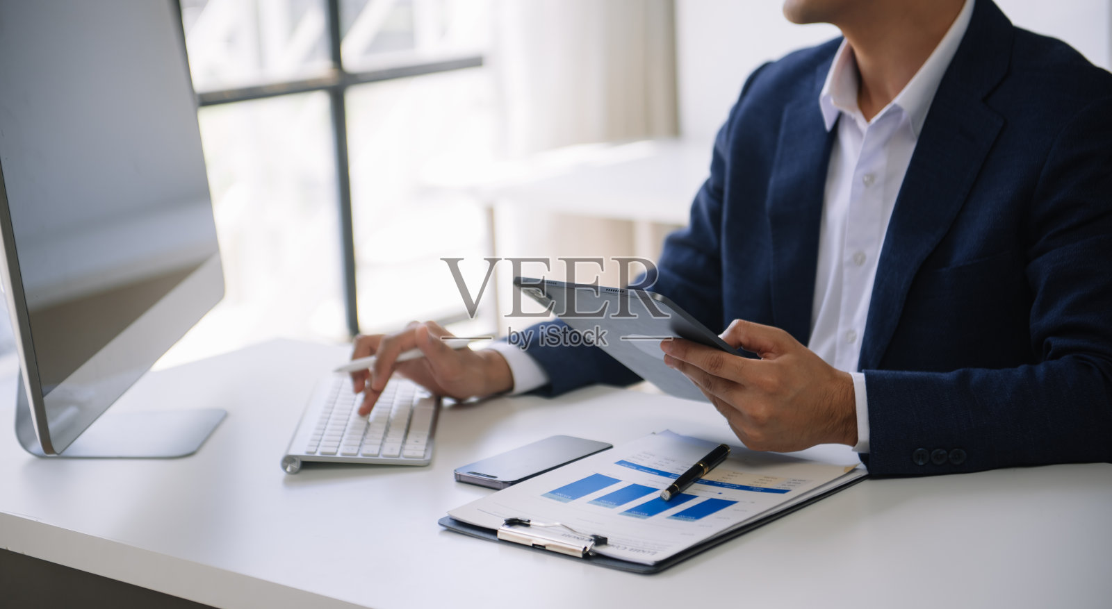 许多会计人员在财务和银行数据网上使用笔记本电脑和计算器计算公司的财务和图标银行照片摄影图片