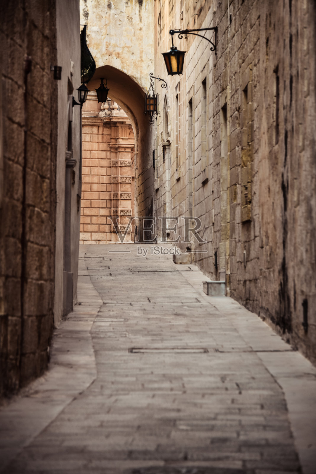 马耳他姆迪纳老城建筑和防御工事之间拥挤的小巷照片摄影图片