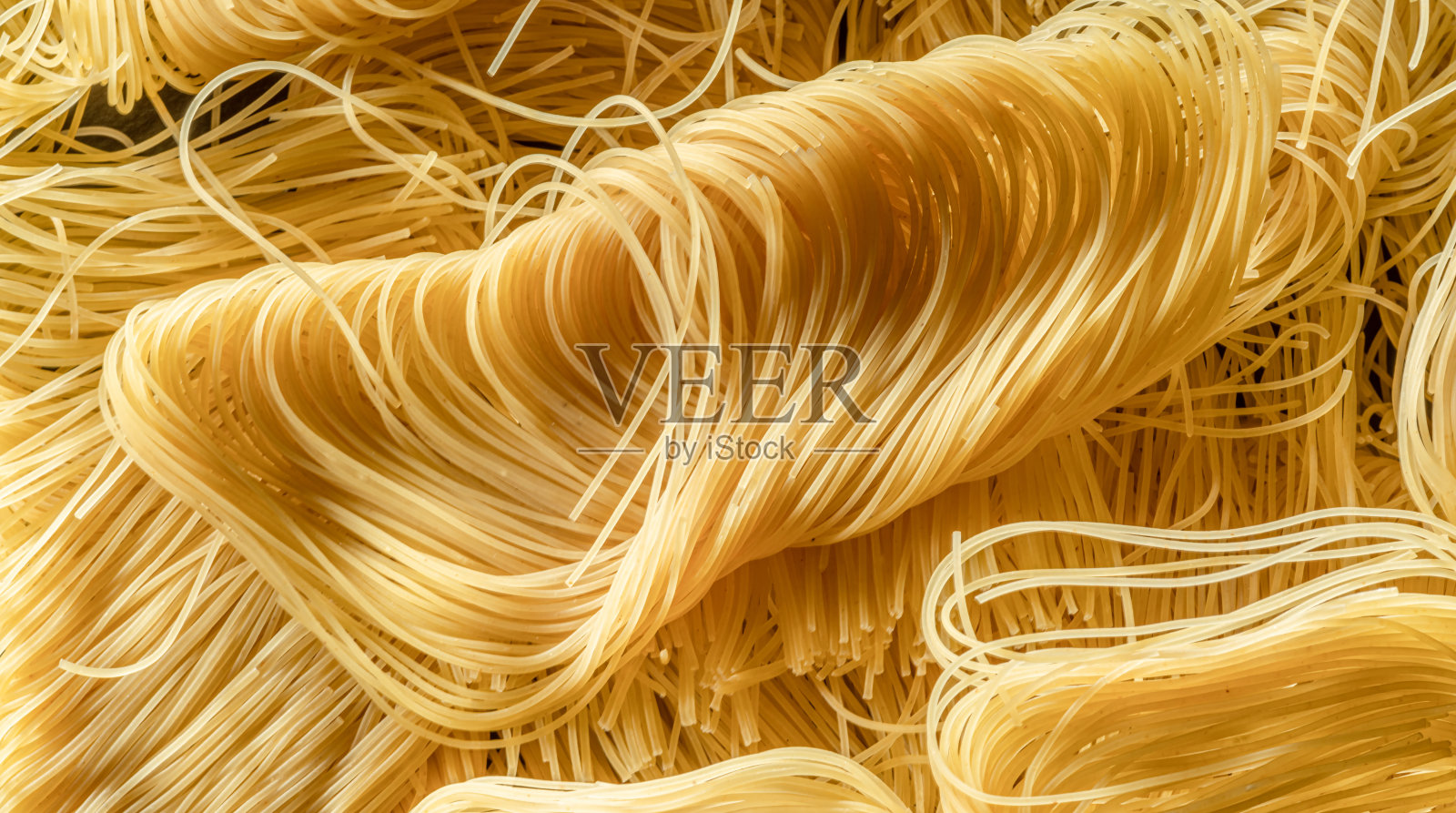 意大利面条粉条特写。食品的背景。照片摄影图片