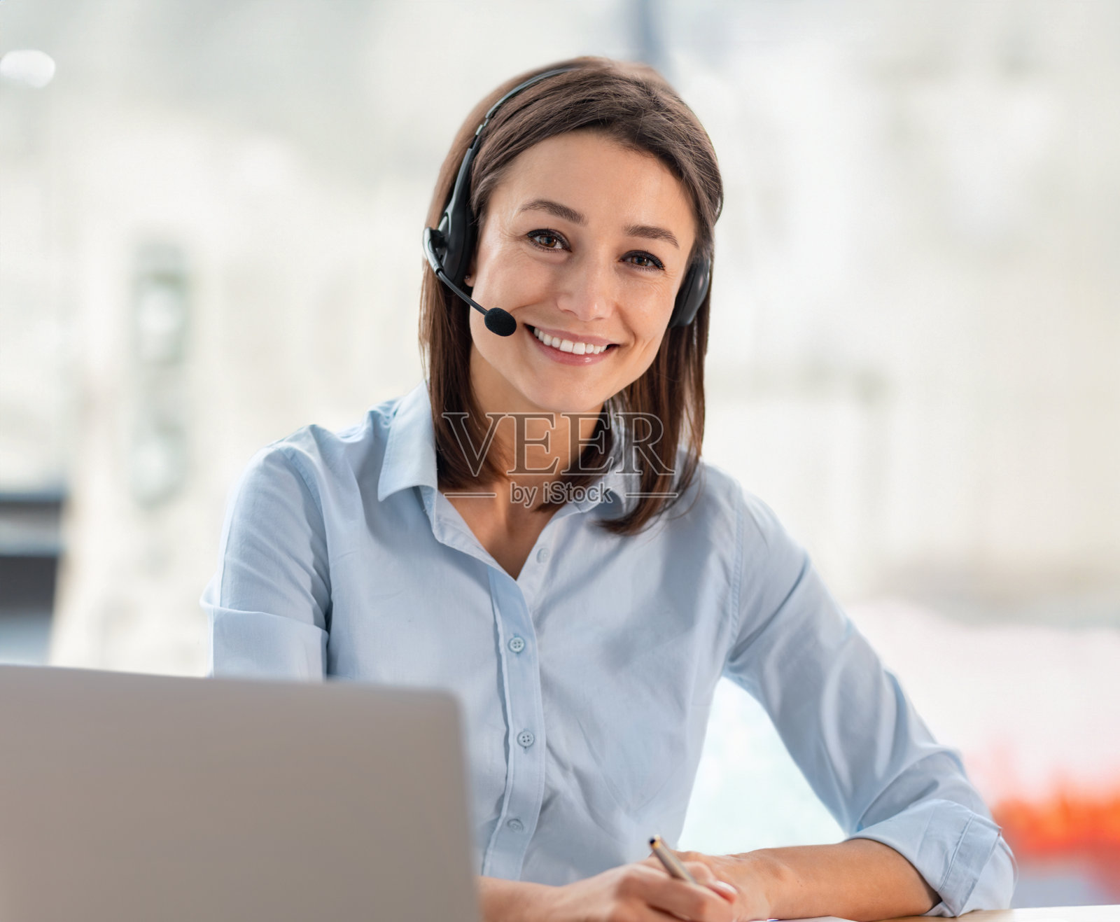 客户支持接线员免提耳机在办公室工作在线咨询照片摄影图片