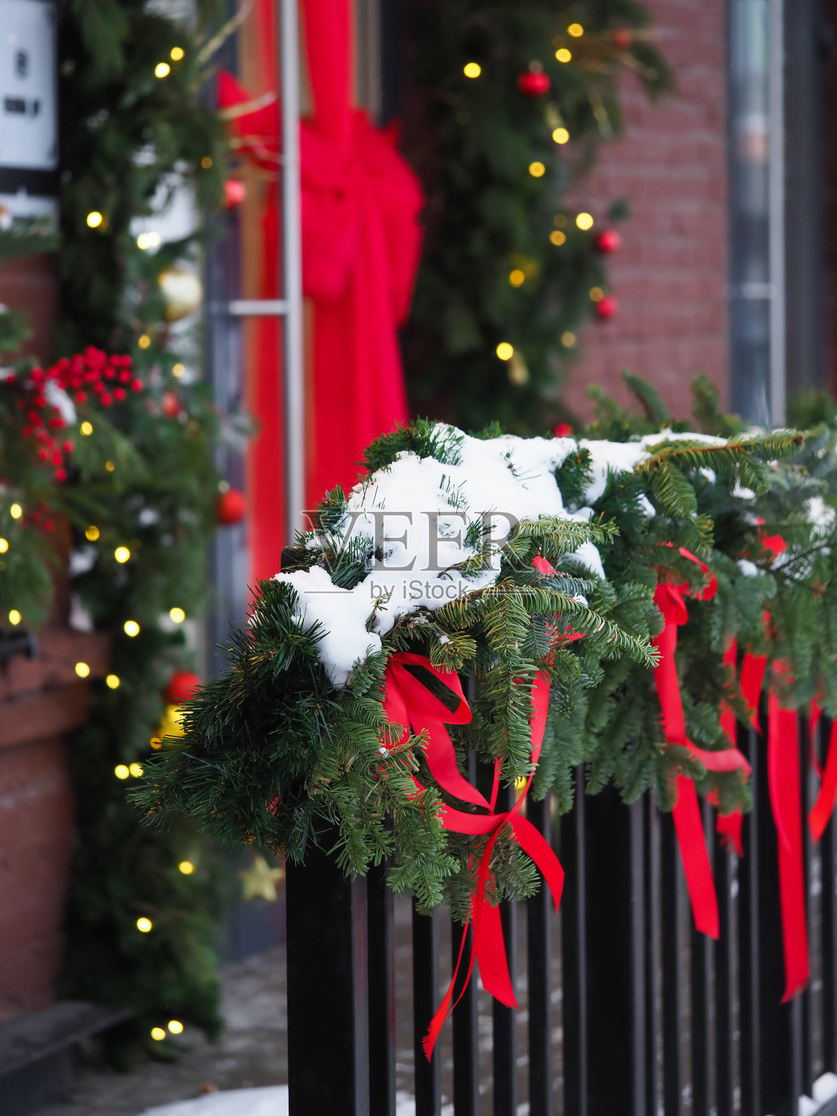 圣诞销售商店装饰用冷杉树、球、照片摄影图片