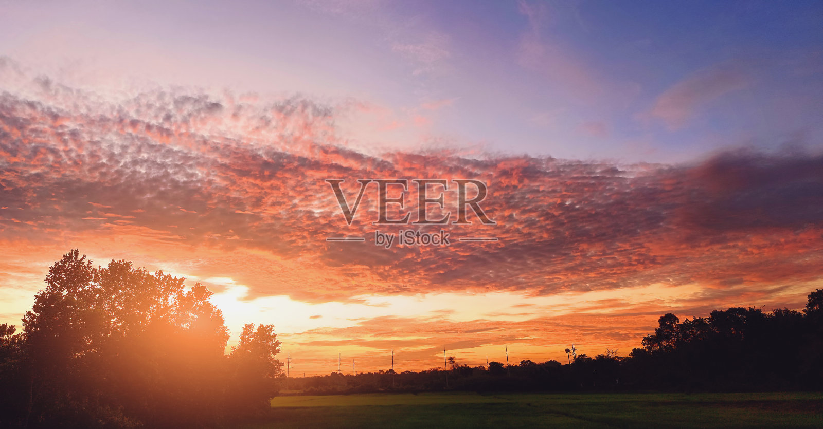 夕阳下的乡村全景照片摄影图片