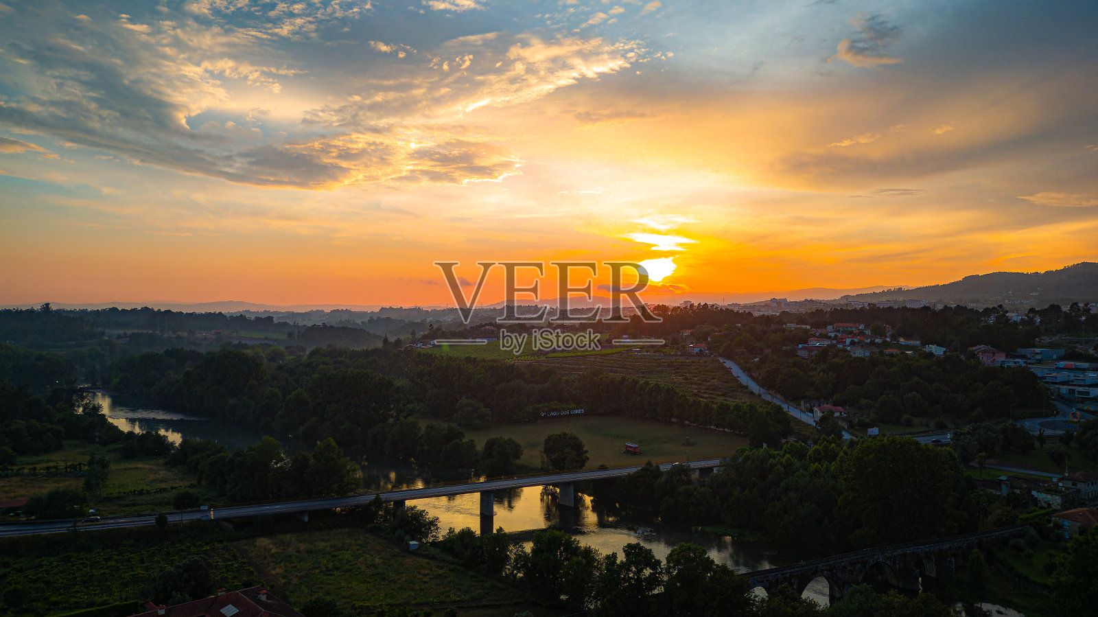 夕阳西下，湖面上一派美丽的景色照片摄影图片