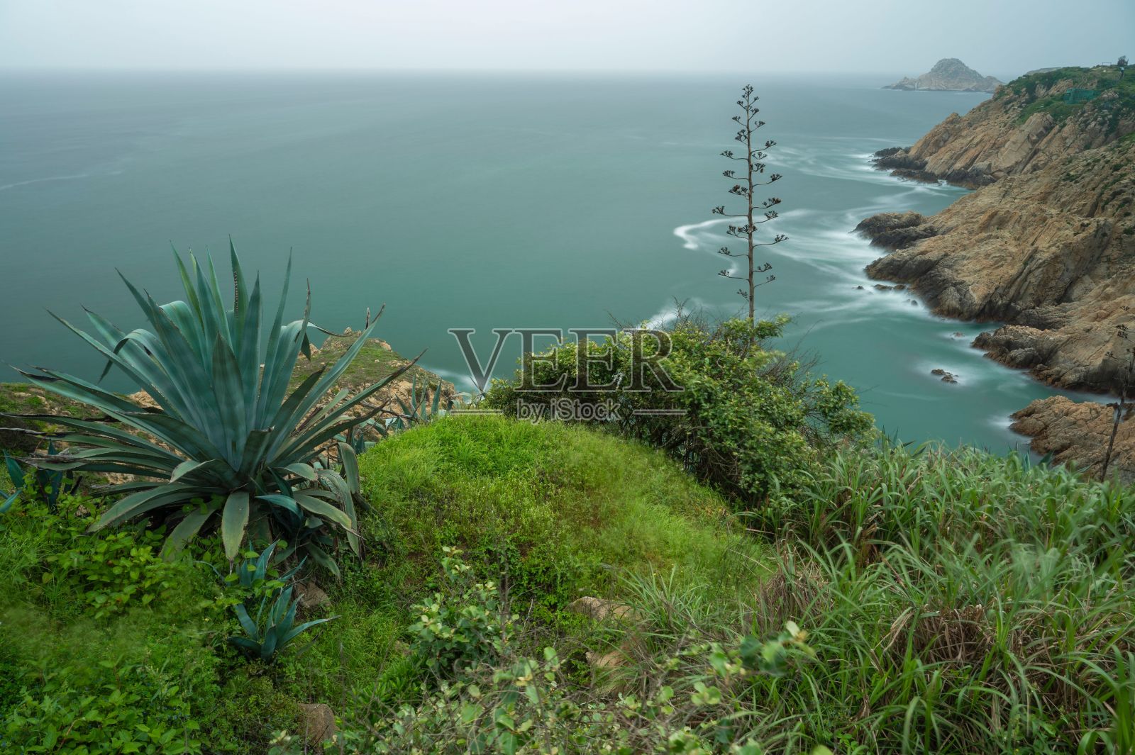石墙后是宁静的海景照片摄影图片