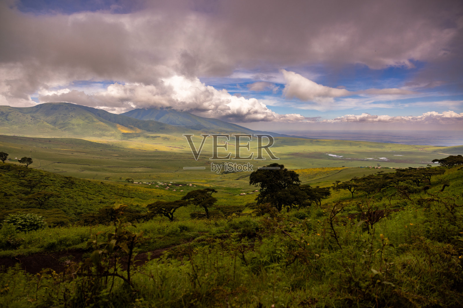 恩戈罗恩戈罗国家公园绿色景观上的云景照片摄影图片