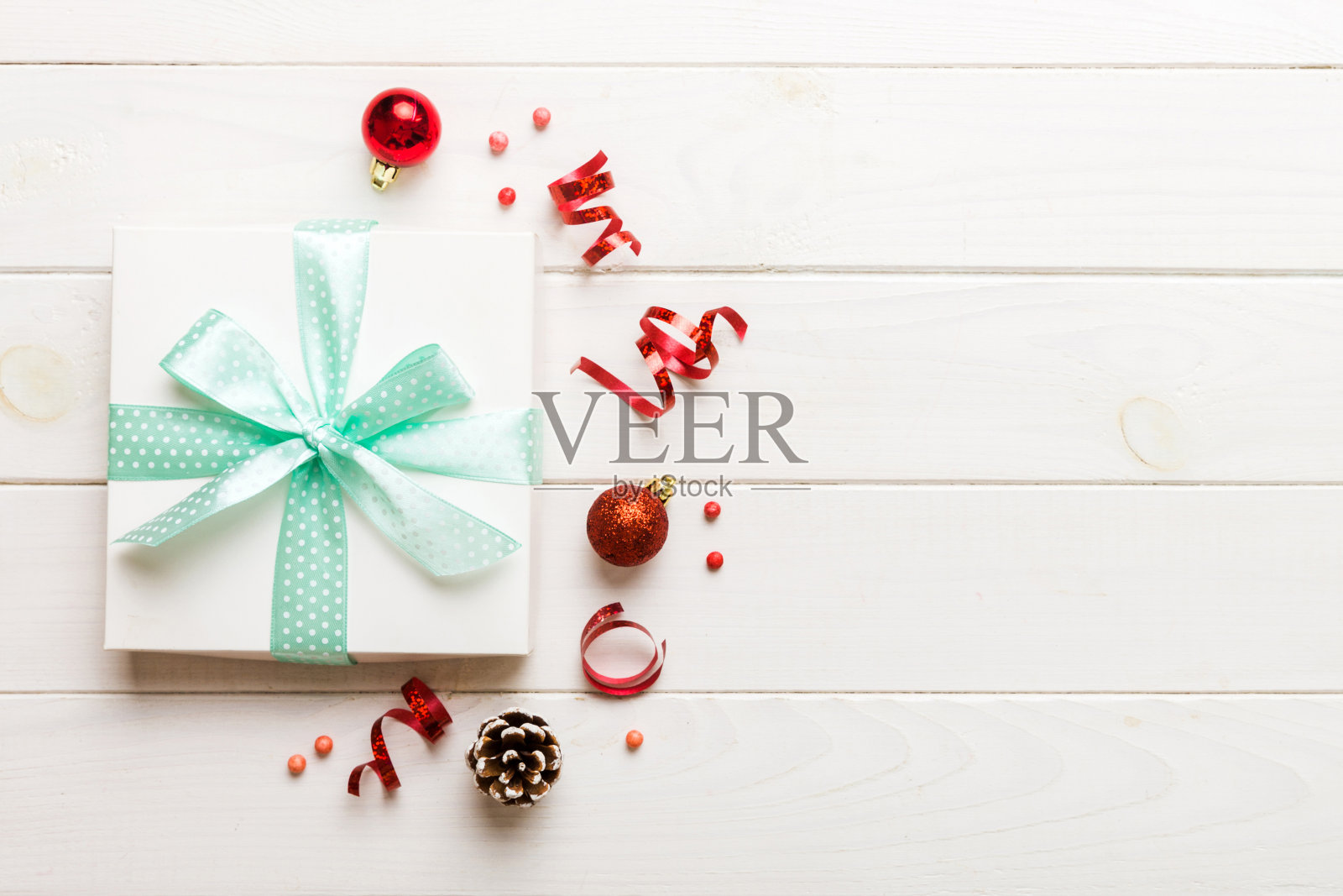 顶视图平面放置圣诞装饰品和礼盒在彩色背景与复制空间。圣诞或新年快乐作文照片摄影图片