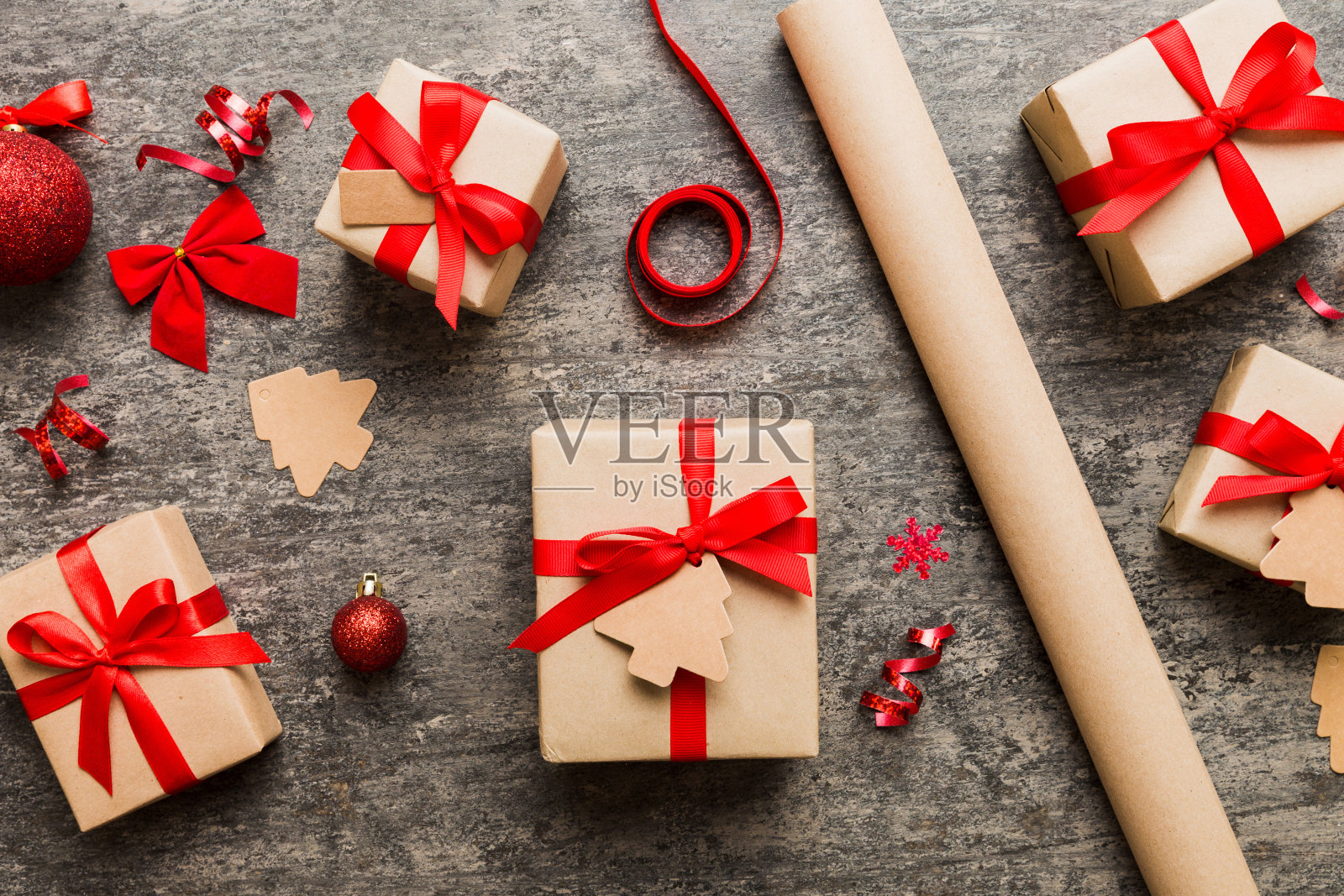 圣诞牛皮纸礼盒与彩带彩色背景。温馨的圣诞静物，生日或新年照片摄影图片