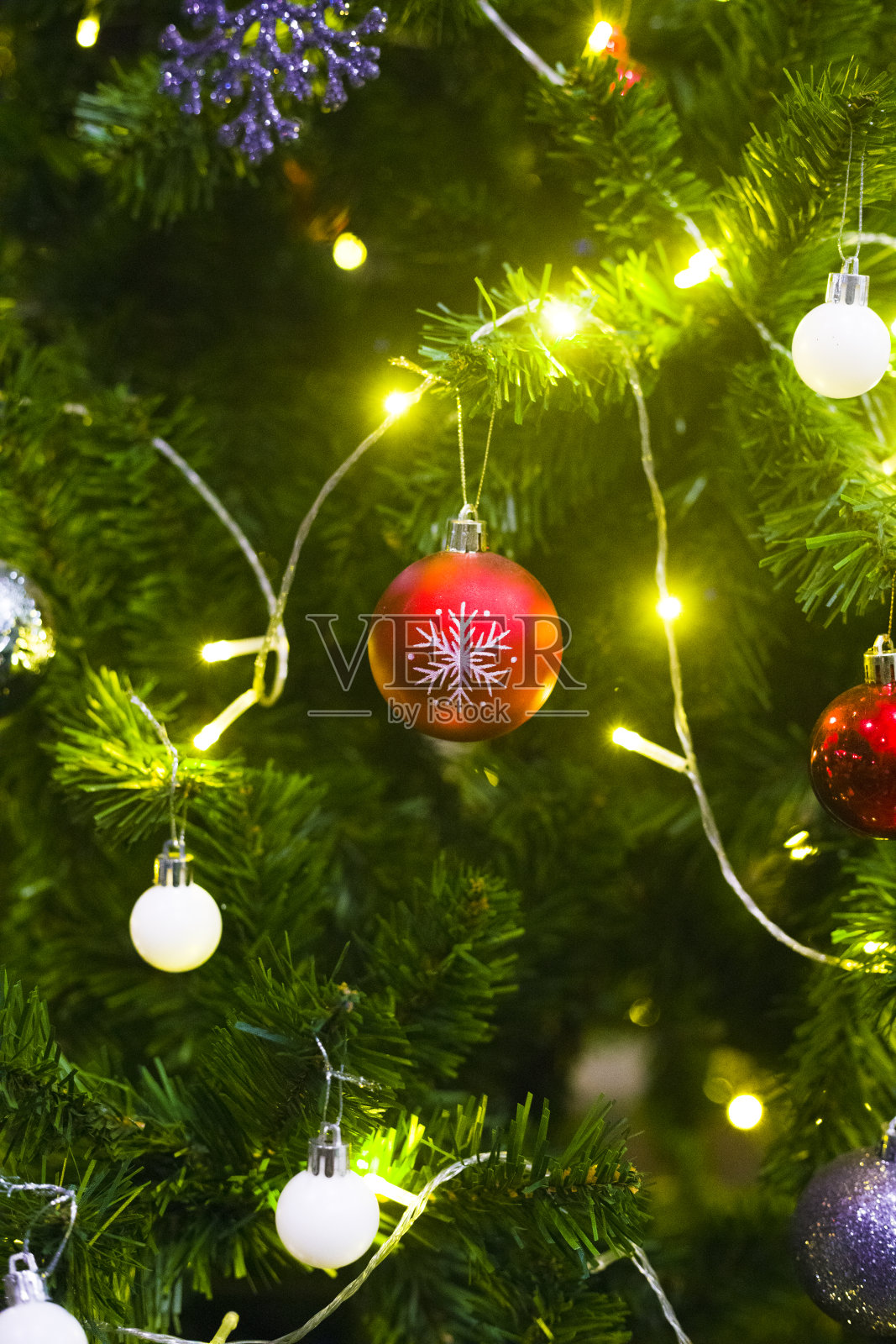 圣诞球和灯饰照片摄影图片