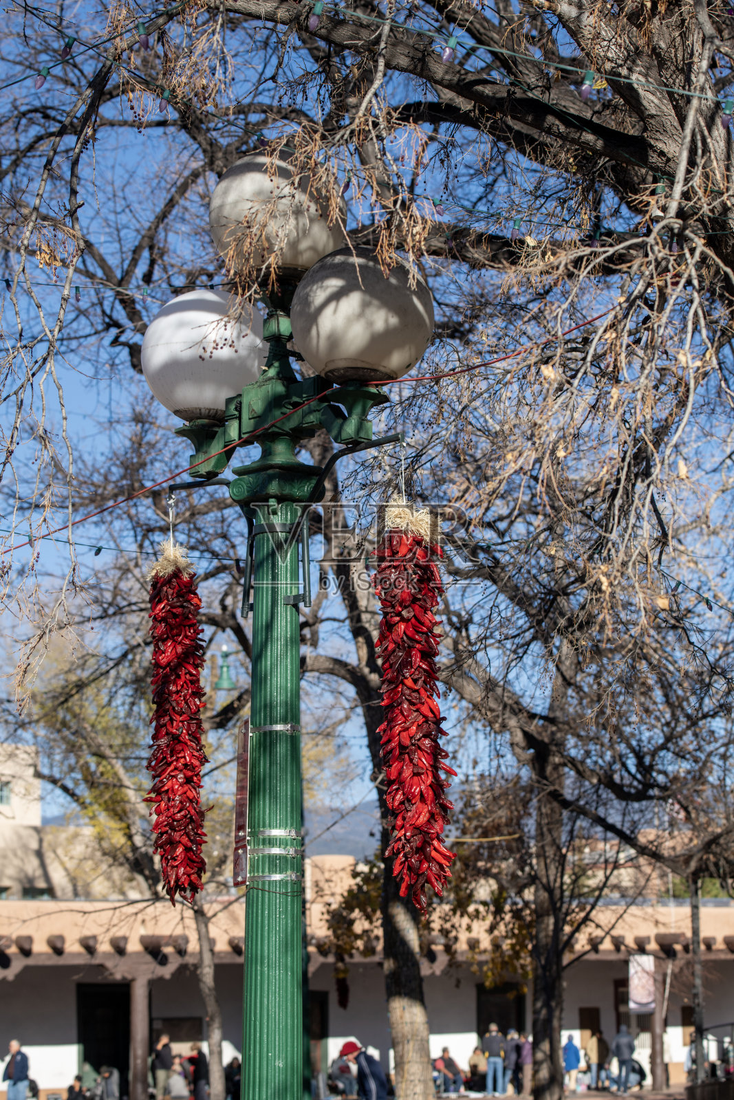 挂着红辣椒的路灯照片摄影图片