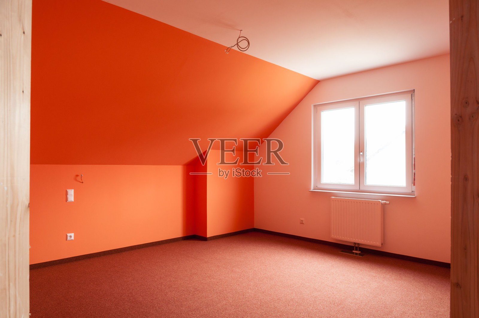 新楼里没有家具的房间的内部。德国南部的住房照片摄影图片