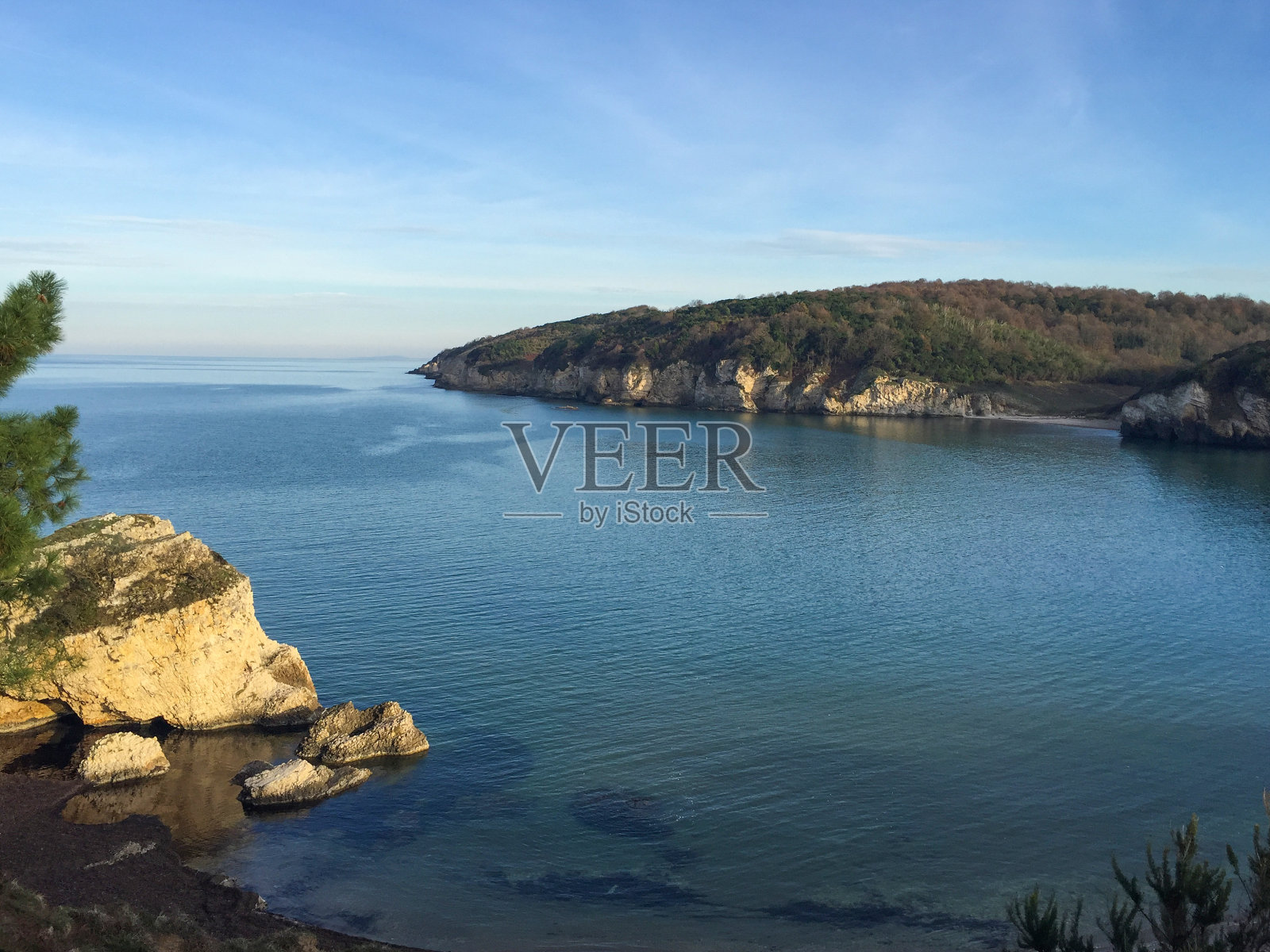 有岩石和天空的海景照片摄影图片