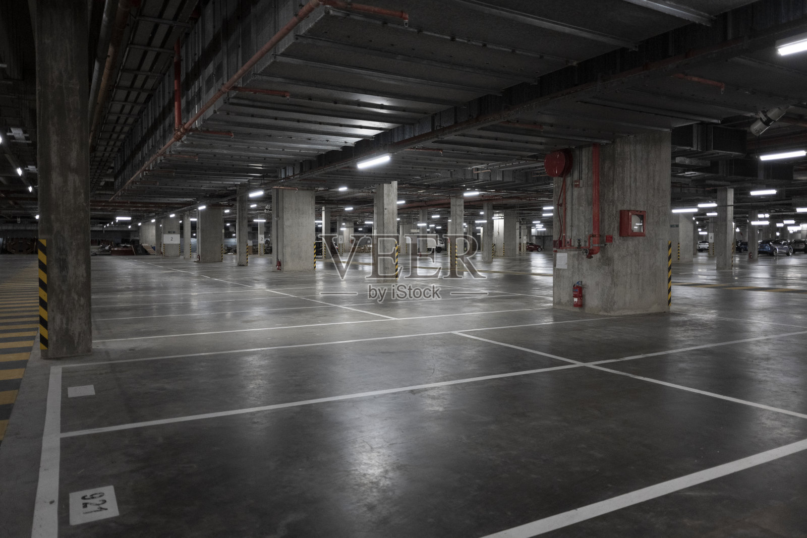 大型地下停车场照片摄影图片