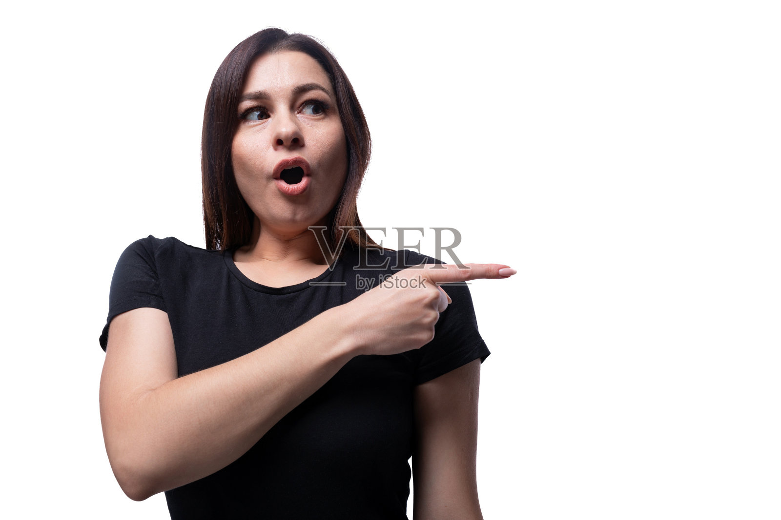 25岁棕色眼睛的黑发女人用手指着旁边照片摄影图片