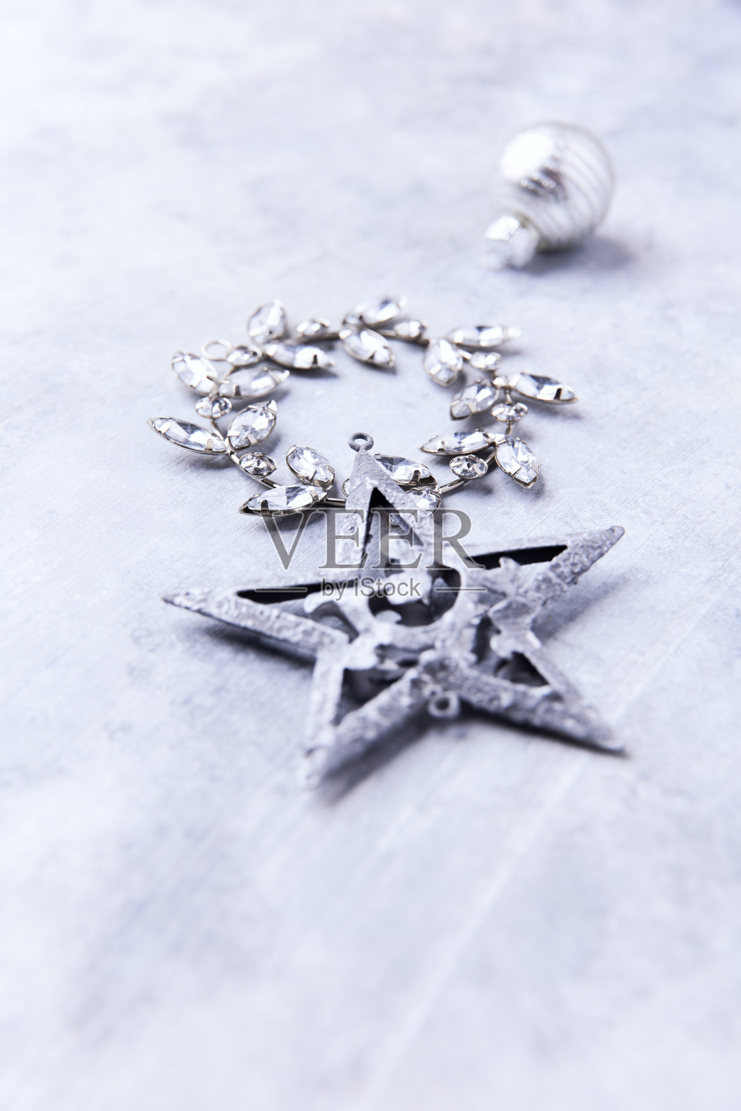 圣诞复古饰品在明亮的石头背景。软的焦点。前视图。副本的空间。照片摄影图片