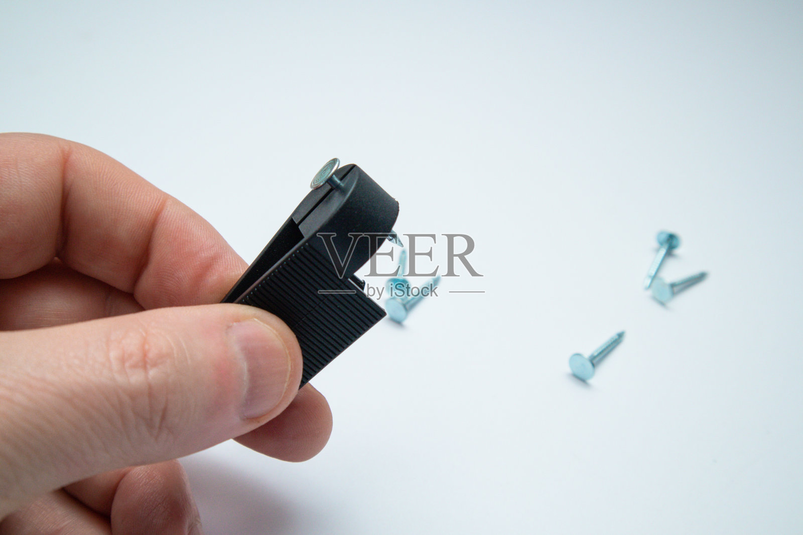 实际的解决方案;用衣夹夹住指甲，以免受伤。DIY，家庭维修和修理。照片摄影图片