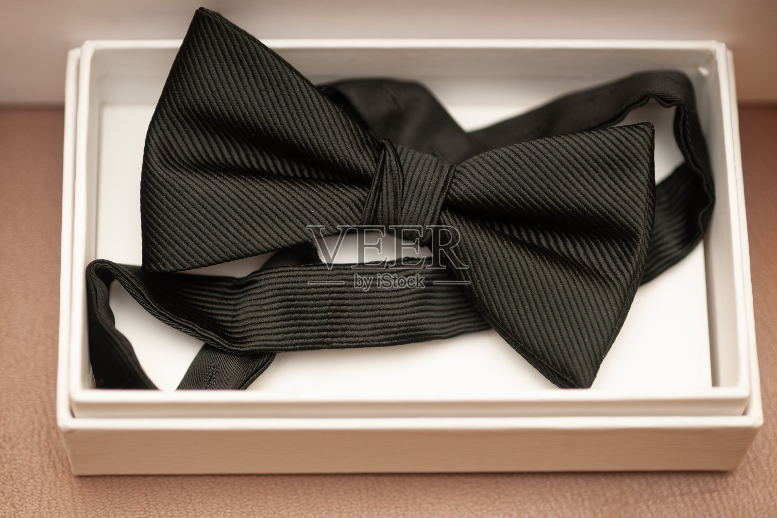 礼品盒里的黑色领结。照片摄影图片
