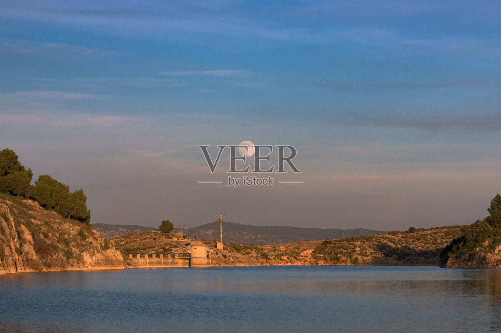 黄昏时湖面上的月亮照片摄影图片