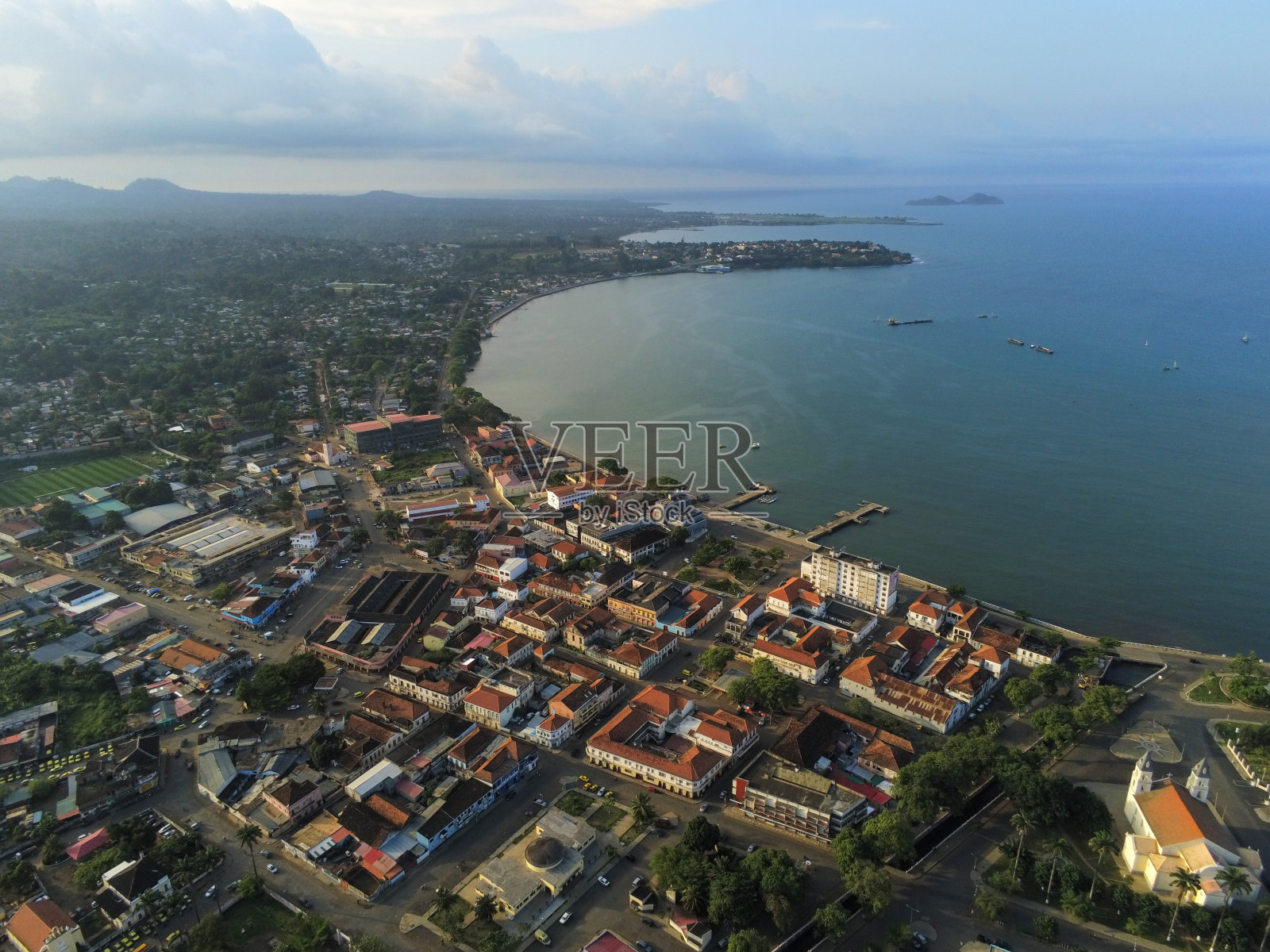 从圣多美市鸟瞰，以海岸为背景，非洲。照片摄影图片