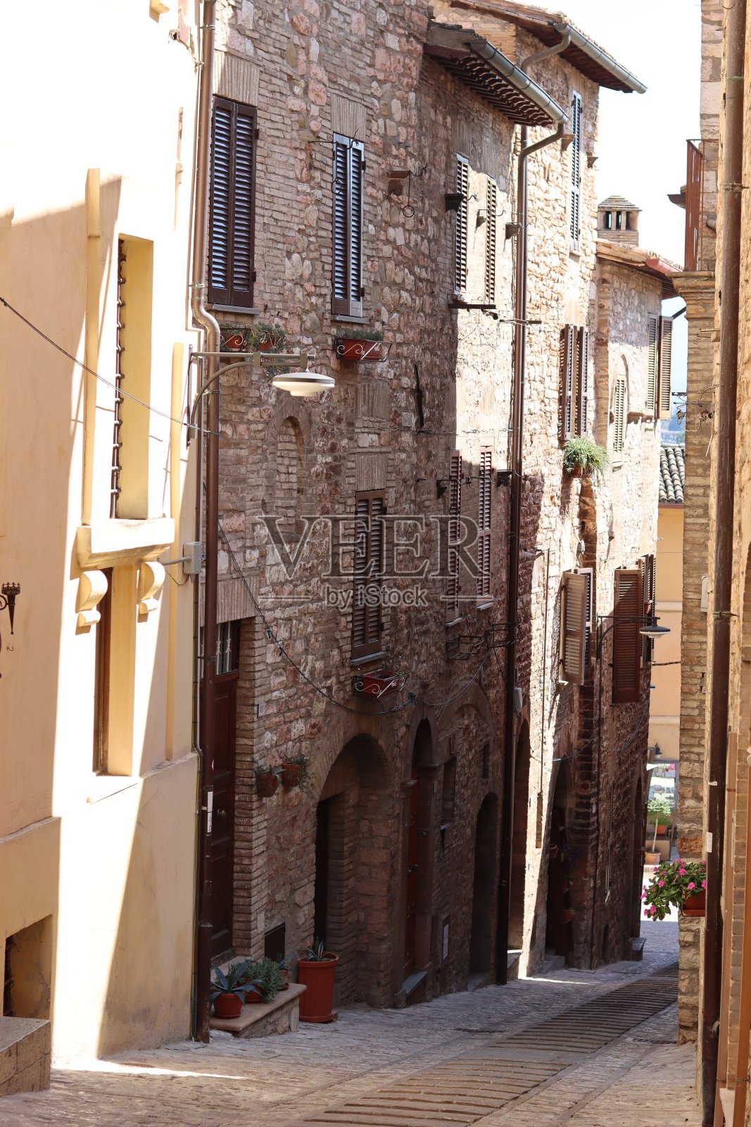 沿着老城区狭窄的后街眺望照片摄影图片