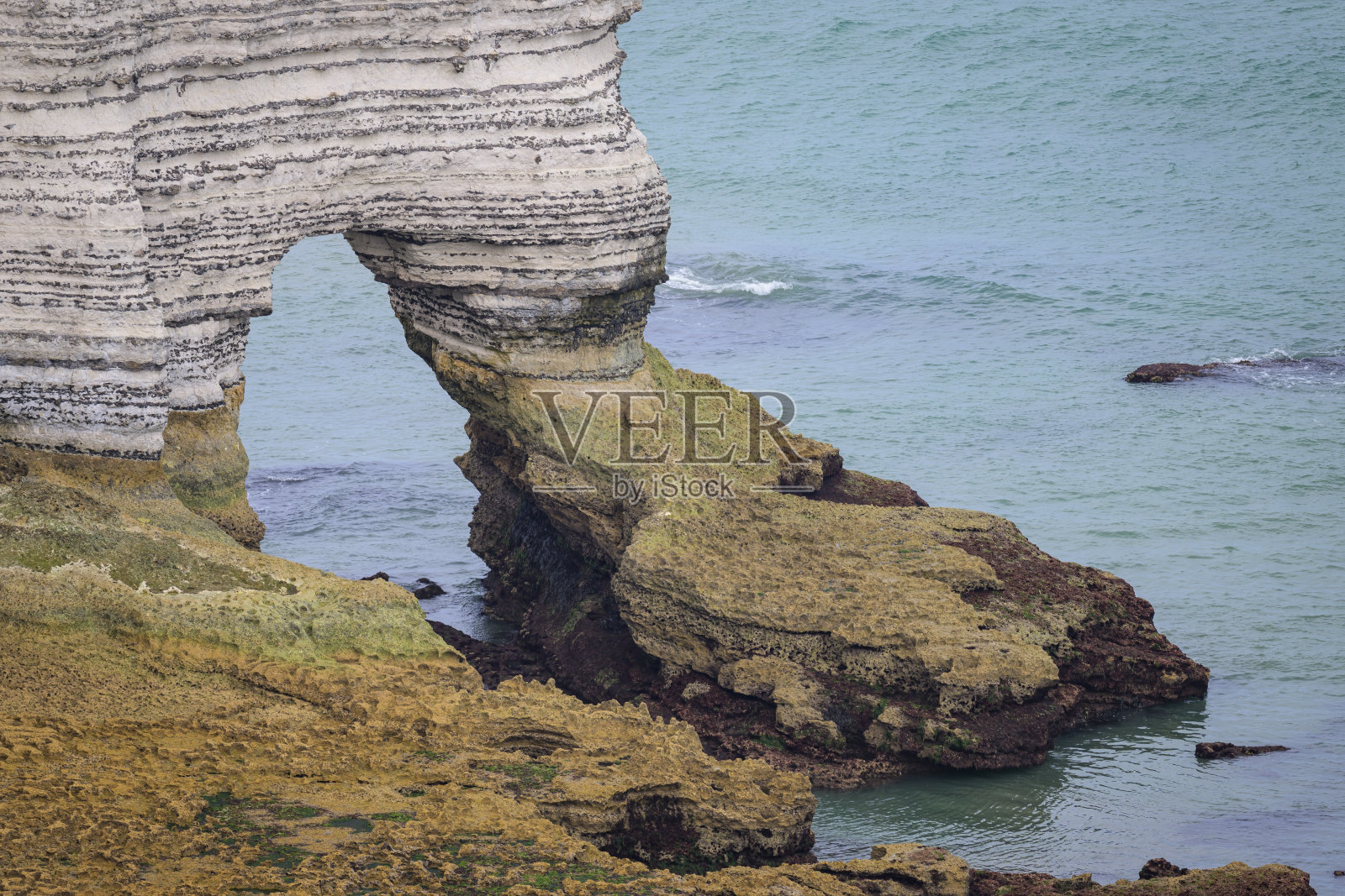 夏天阳光明媚的一天，埃特拉特的白垩悬崖照片摄影图片