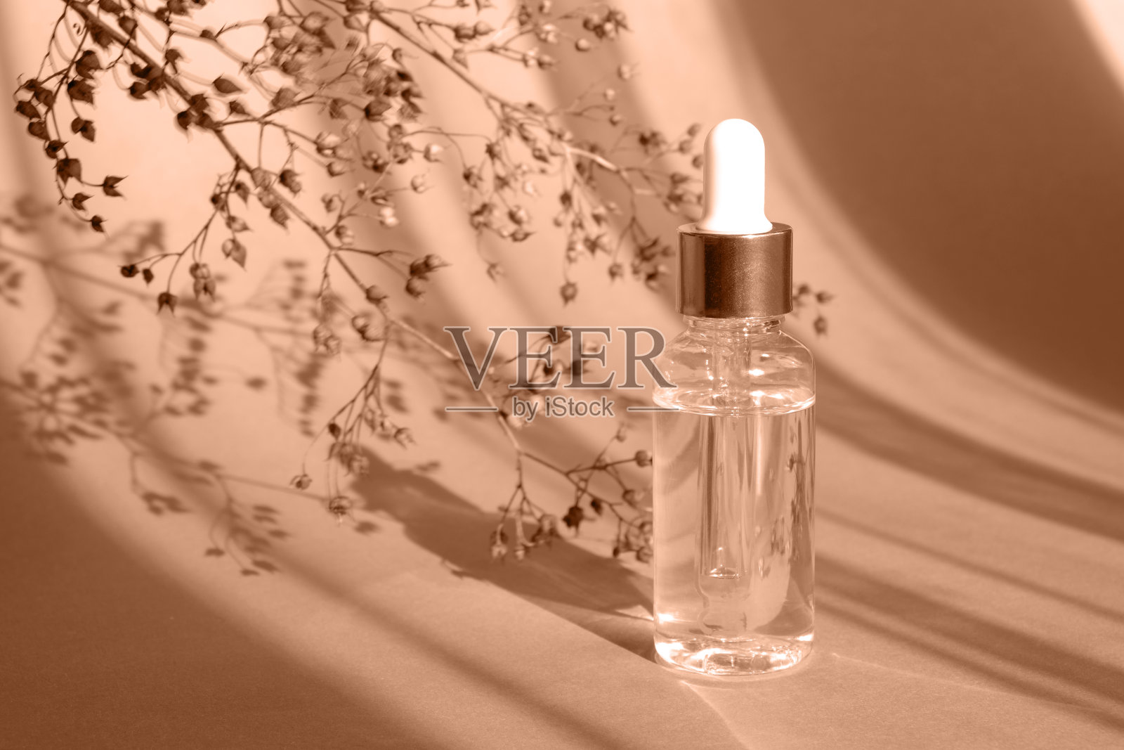 天然油脂化妆品。滴管玻璃瓶模型。油性化妆品移液管。面部和身体护理。水疗中心的概念。无机有机液体。前视图。美容产品。空白包装桃红毛色照片摄影图片