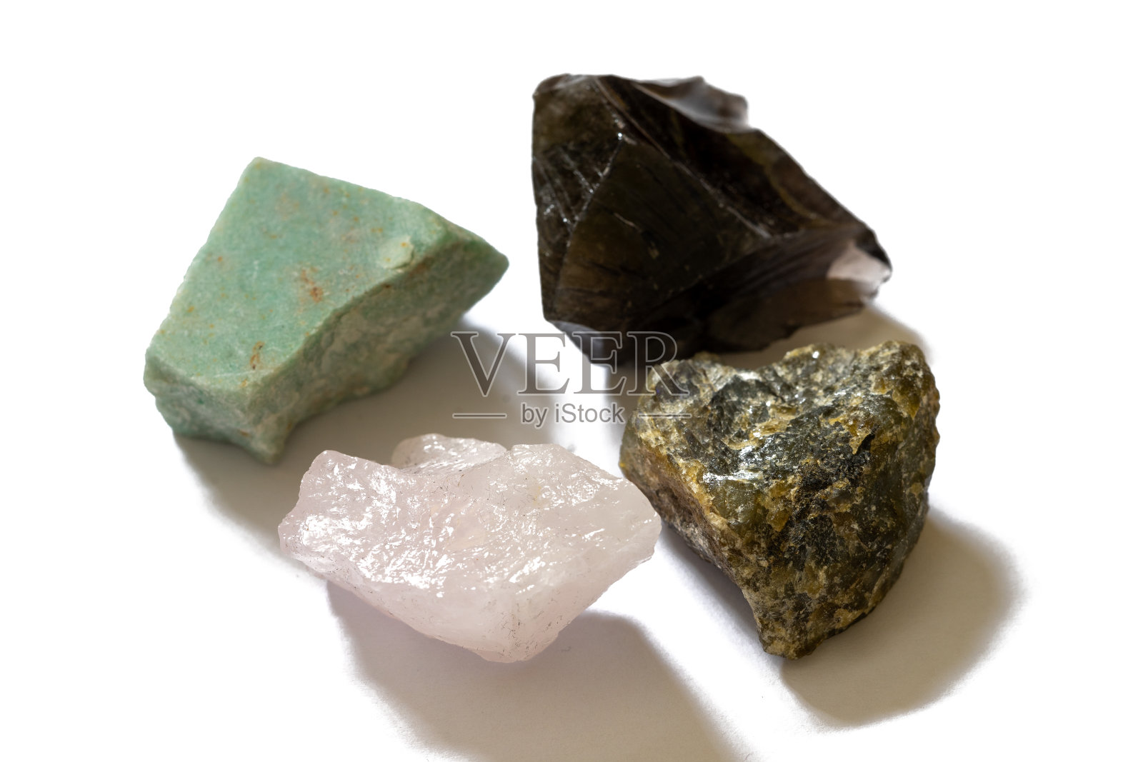 一套未抛光的宝石在白色的背景照片摄影图片