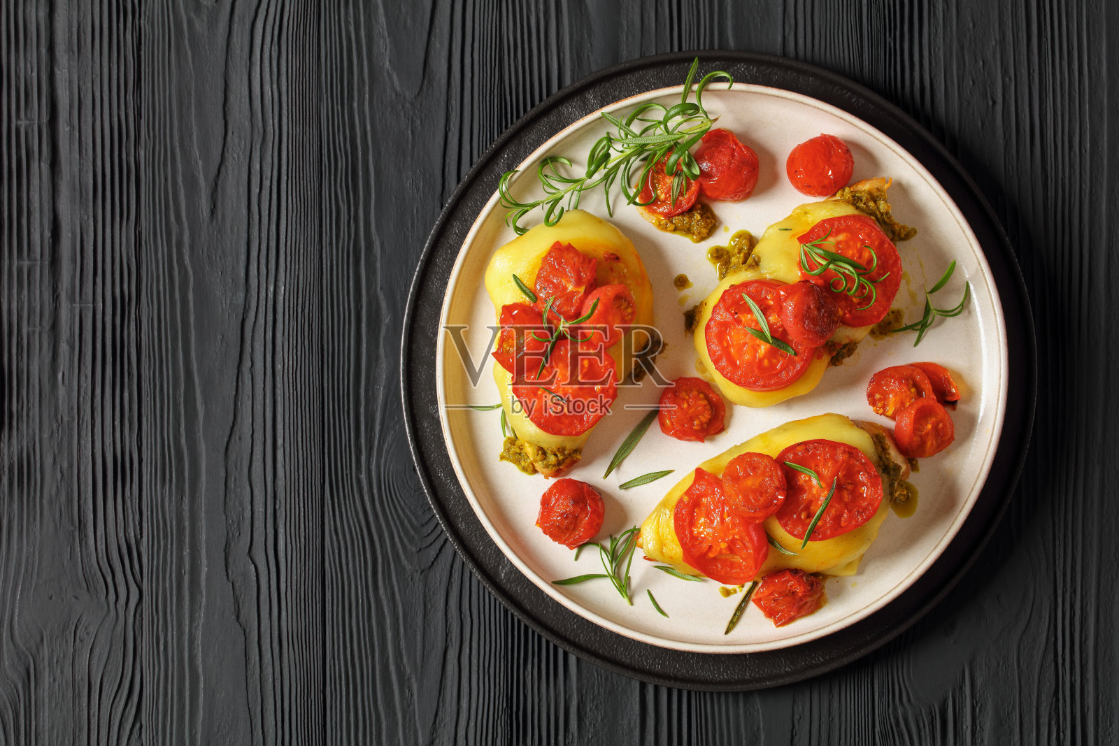 香蒜酱番茄芝士鸡胸肉，俯视图照片摄影图片