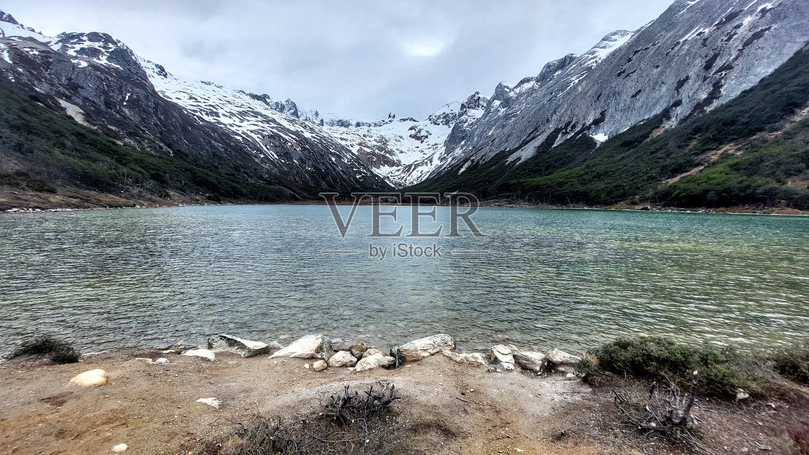 乌斯怀亚的埃斯梅拉达湖碧绿的海水照片摄影图片