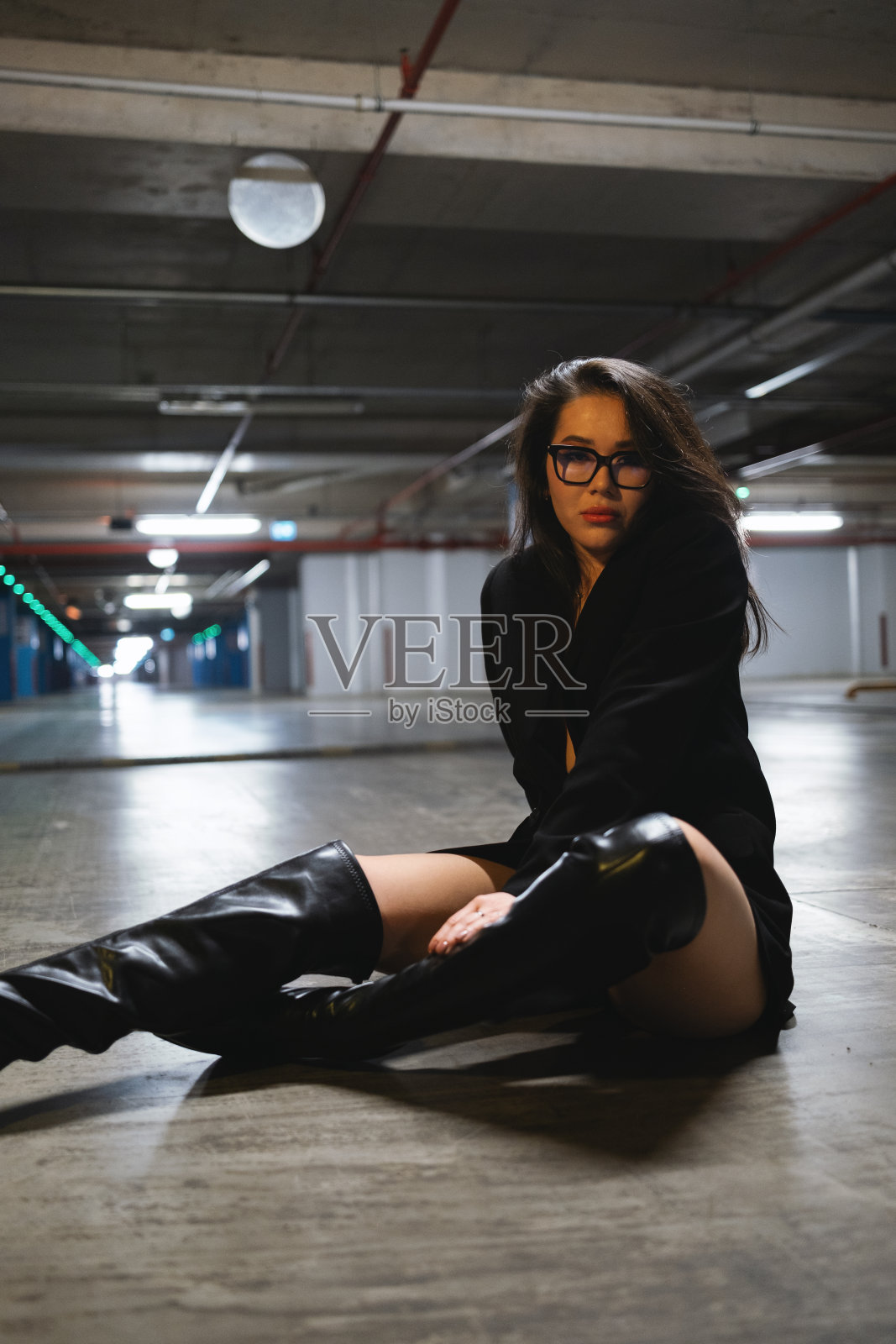 穿着时髦黑色衣服的迷人年轻女子照片摄影图片