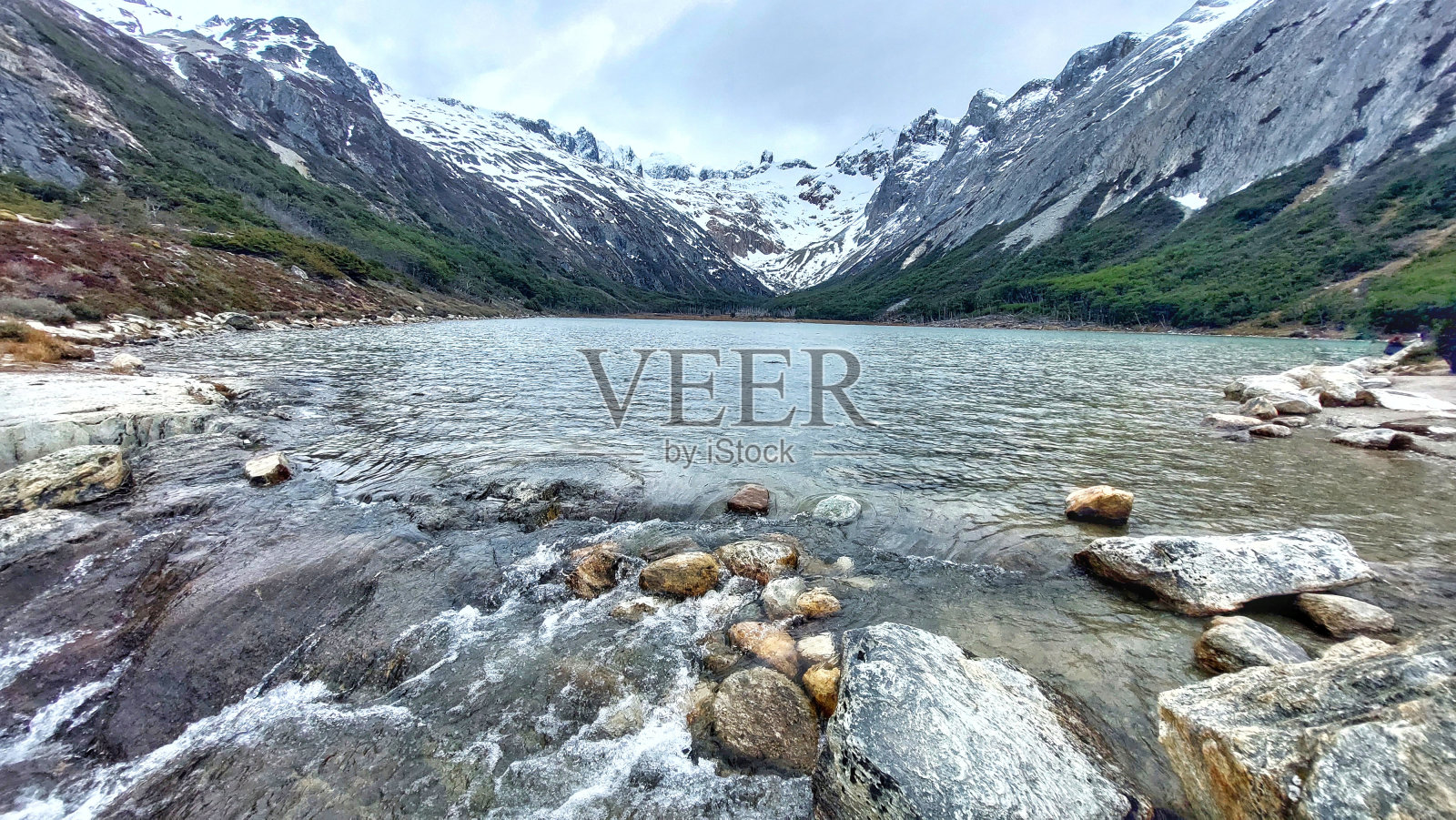 乌斯怀亚的埃斯梅拉达湖碧绿的海水照片摄影图片