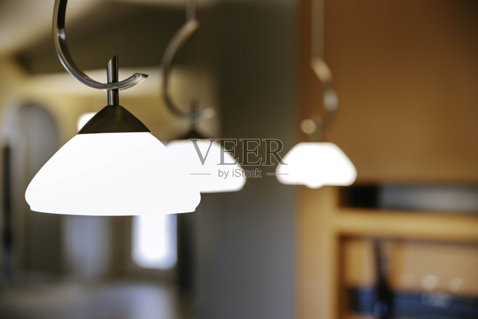 房间里点亮的枝形吊灯的特写照片摄影图片