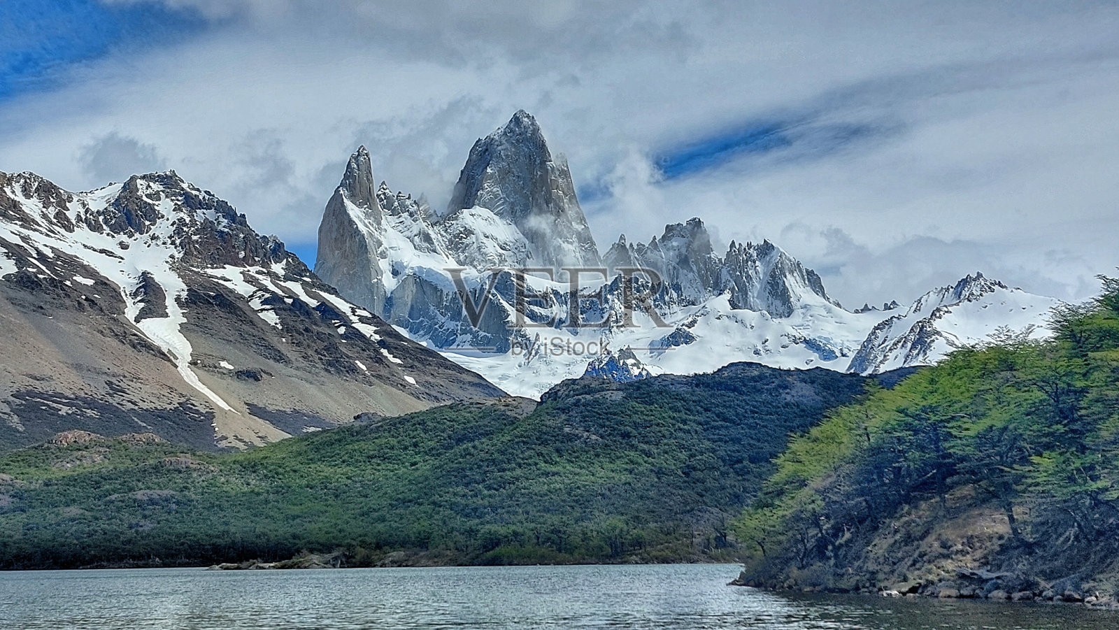 从卡普里泻湖欣赏菲茨罗伊的雄伟山峰照片摄影图片