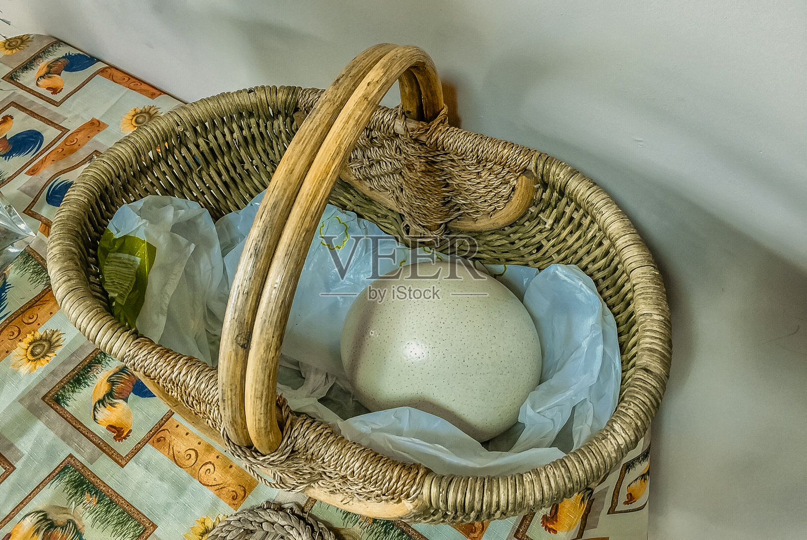 复活节彩蛋装在白色背景的柳条篮子里。照片摄影图片