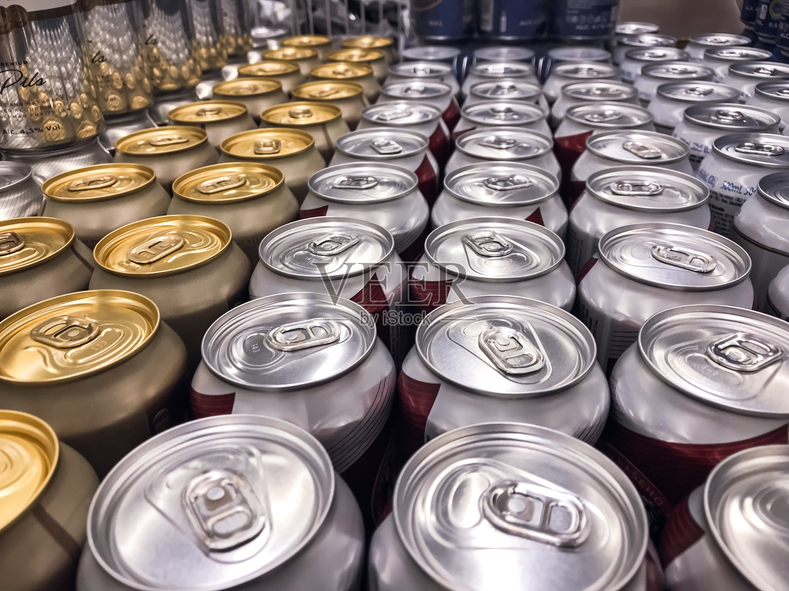 一堆啤酒罐头照片摄影图片