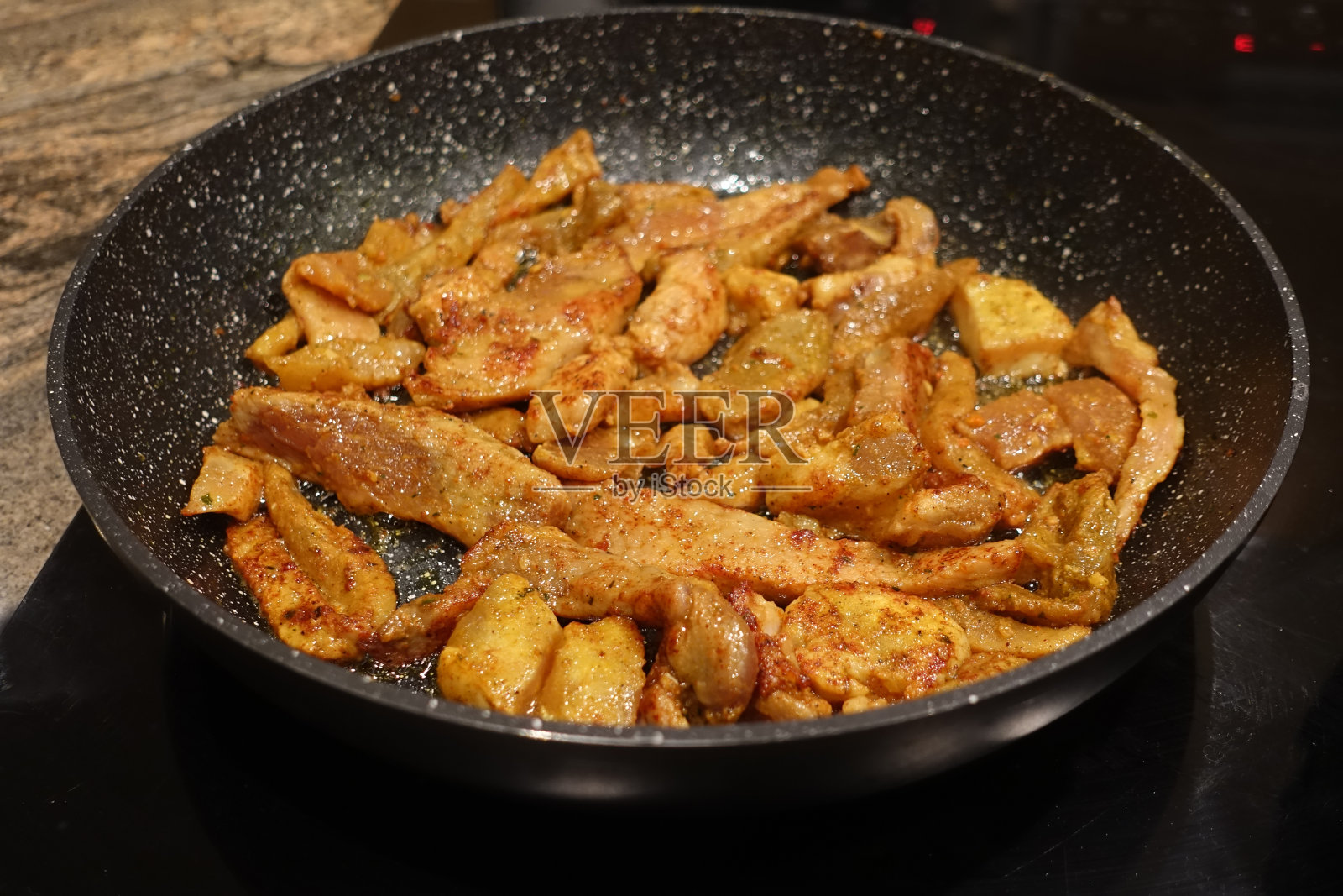 在烹调过程中烤焦的小份猪肉照片摄影图片