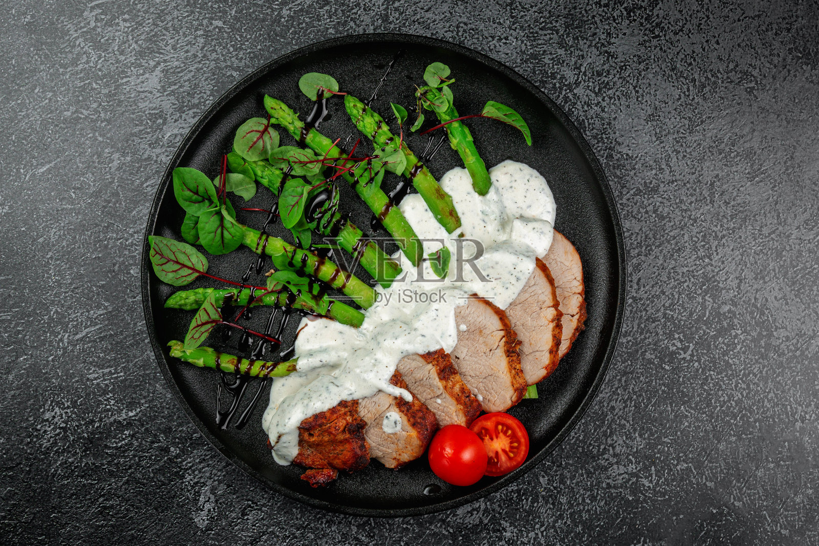 烤绿芦笋配牛肉片照片摄影图片