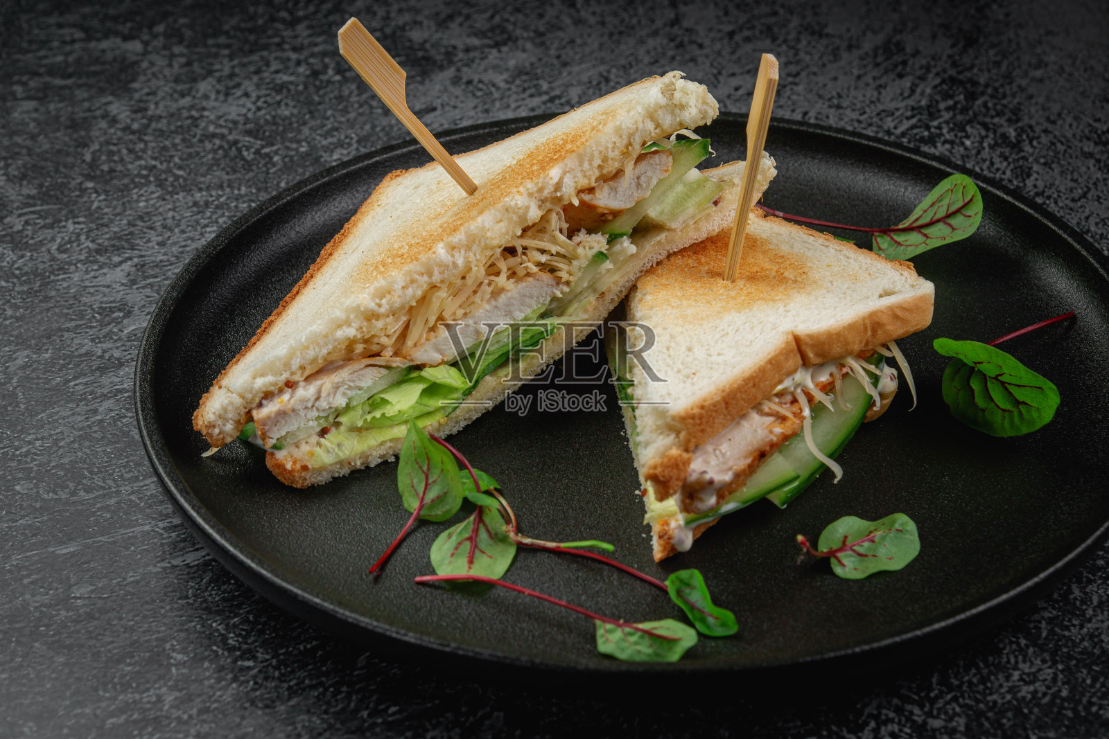 鸡肉三明治，酱汁，生菜叶照片摄影图片