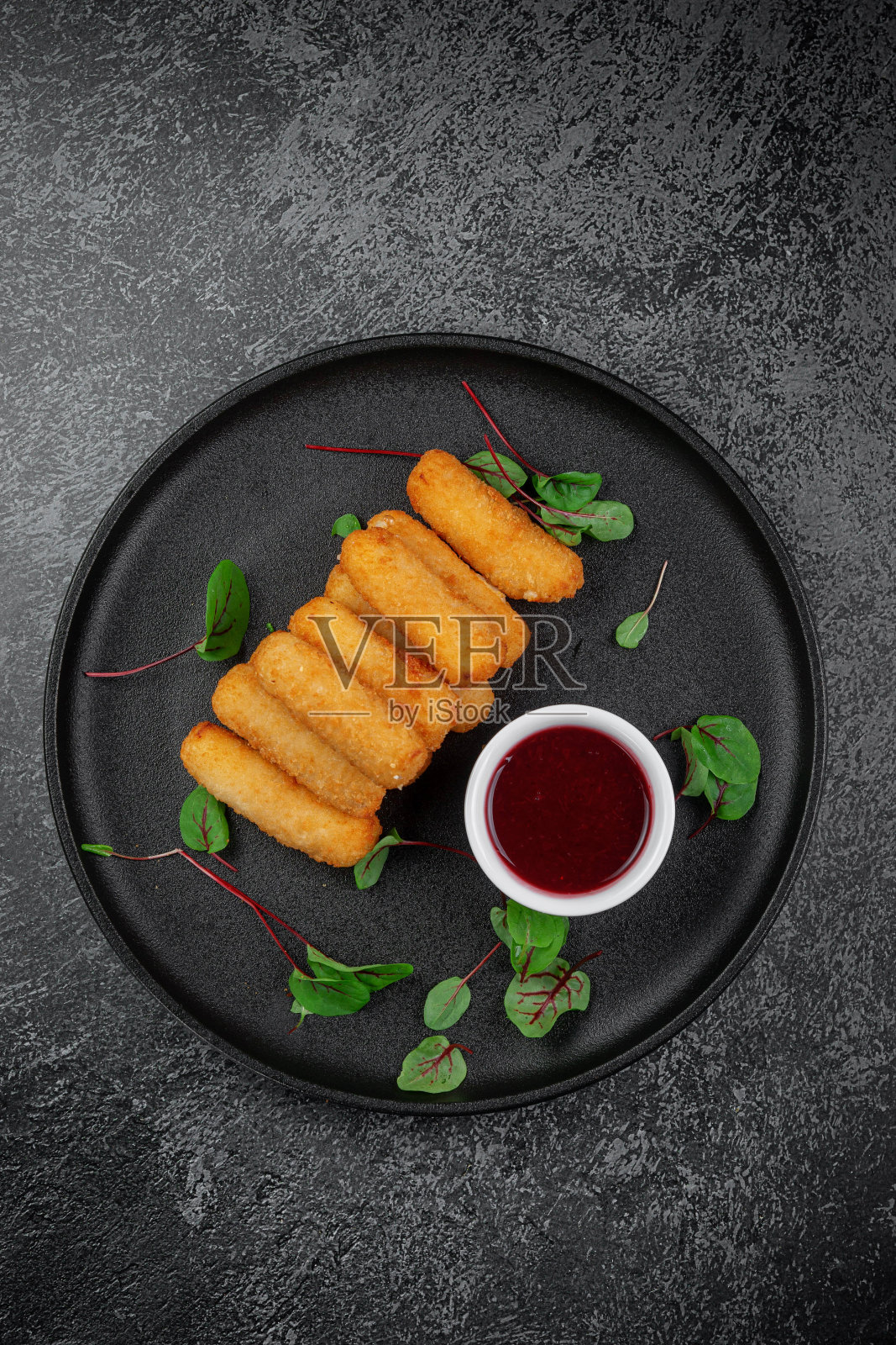 奶酪块，深色盘子里的啤酒开胃菜照片摄影图片